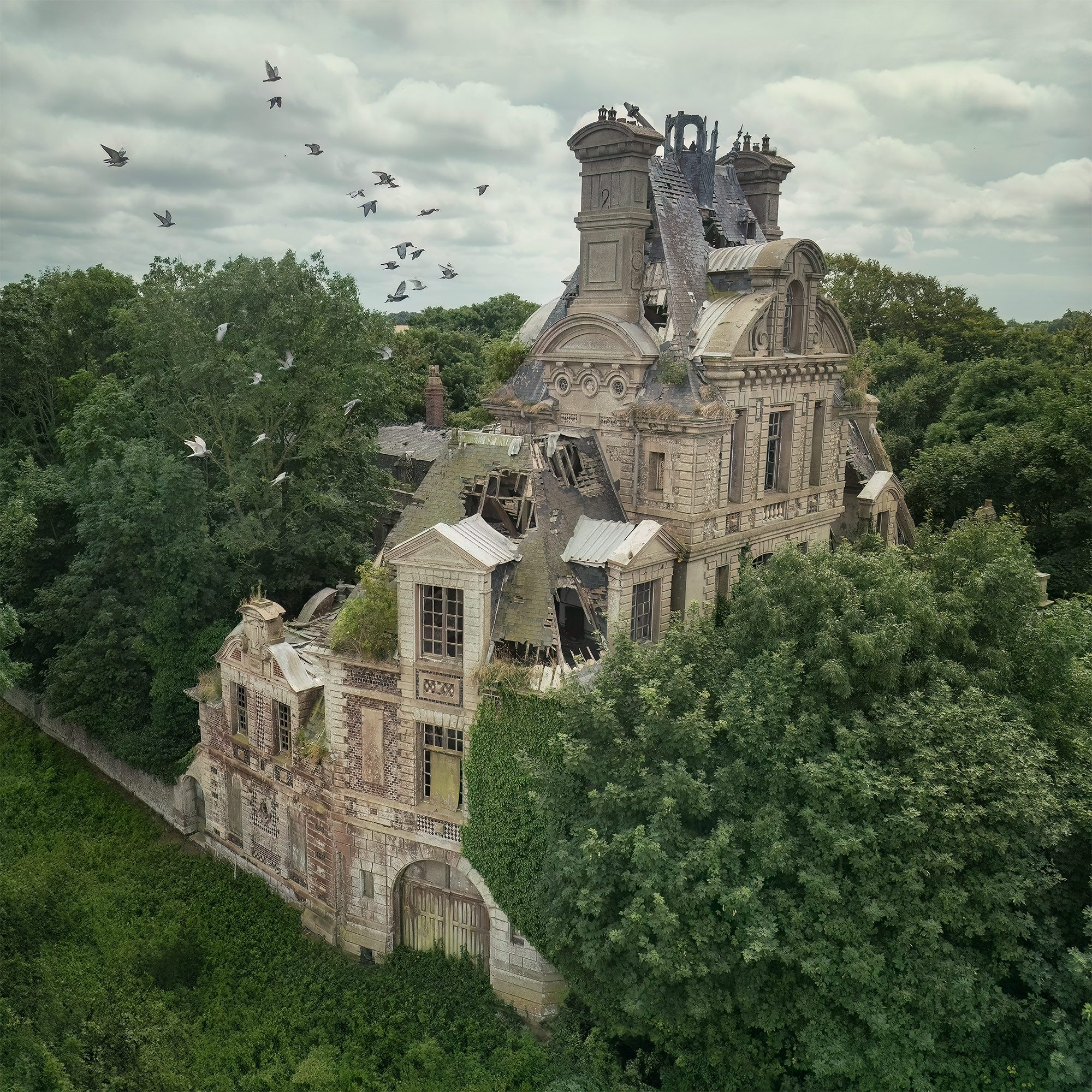 Vergessenes Chateau mit eingestürztem Dach in der Haute-Normandie, Frankreich