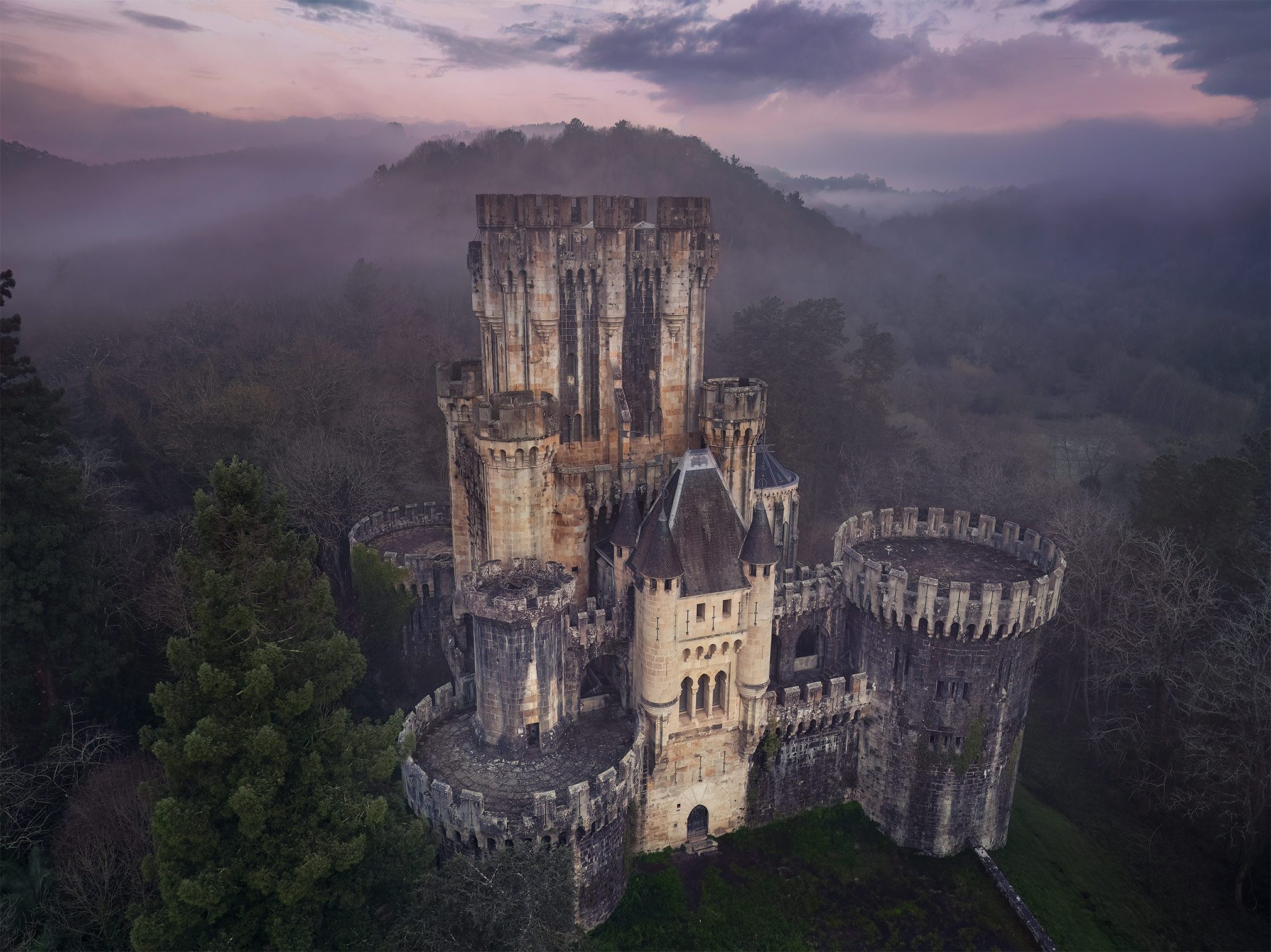 Neugotisches Castillo di Butron mit hohem Turm und Rundtürmen bei Bilbao, Spanien