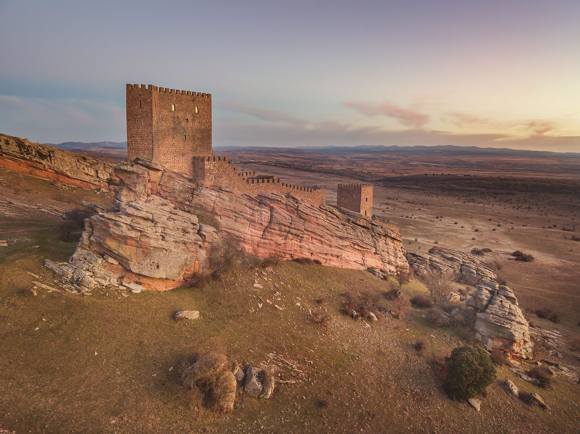 Burgturm des Castillo di Zafra auf einem Felsen in Spanien