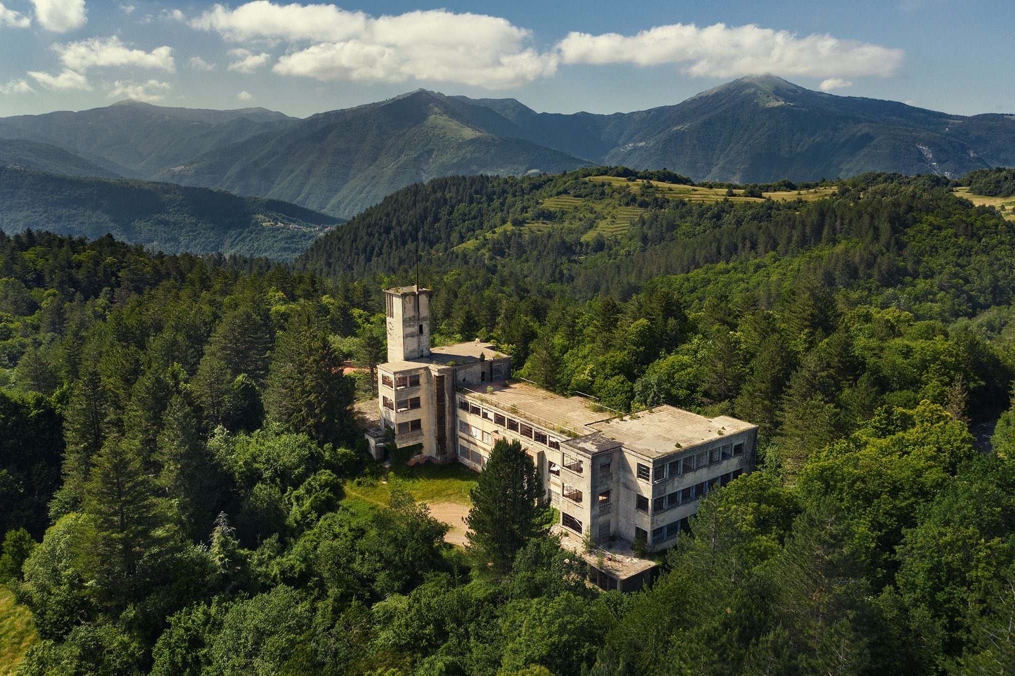 Modernistisches Ferienlager mit Turm in den ligurischen Bergen über Genua, Italien
