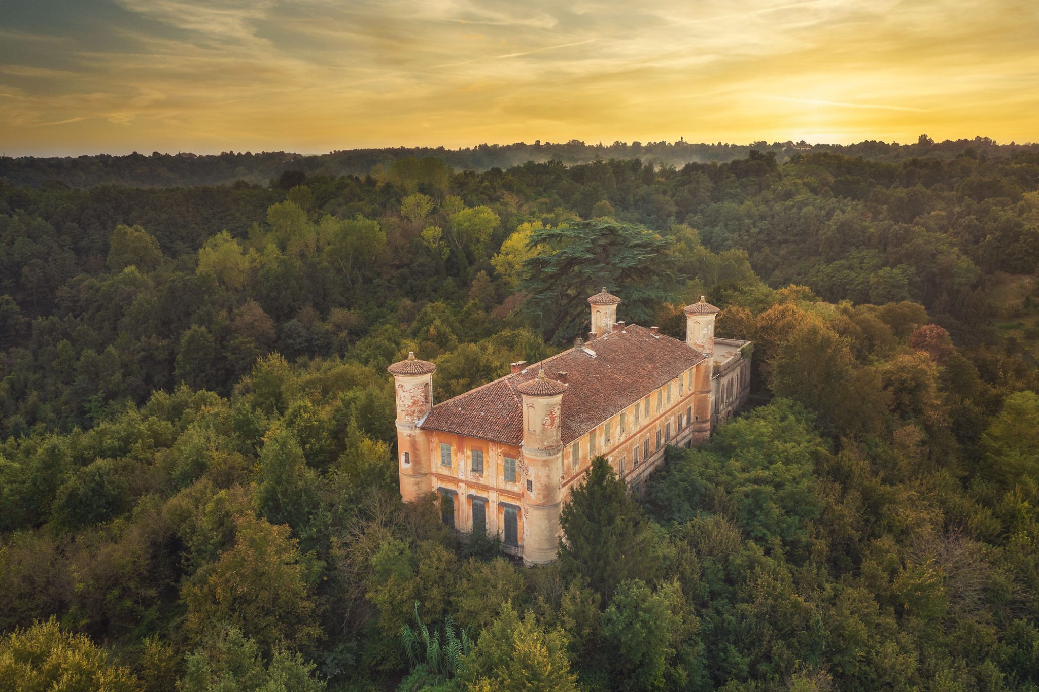 Kleines Castello mit vier Ecktürmen in der Provinz Alessandria, Italien