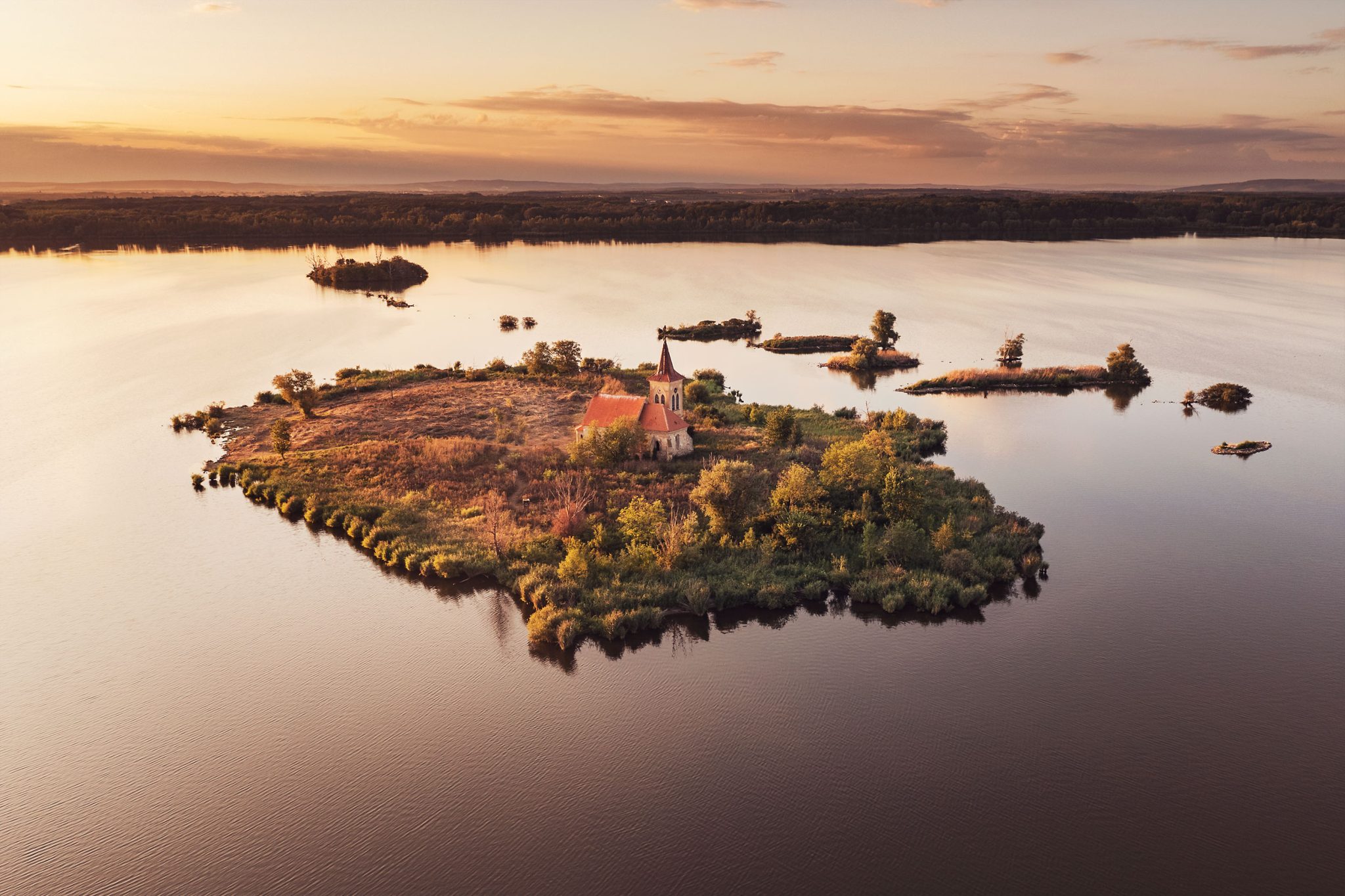 Kirche auf einer kleinen Insel in einem See in Tschechien