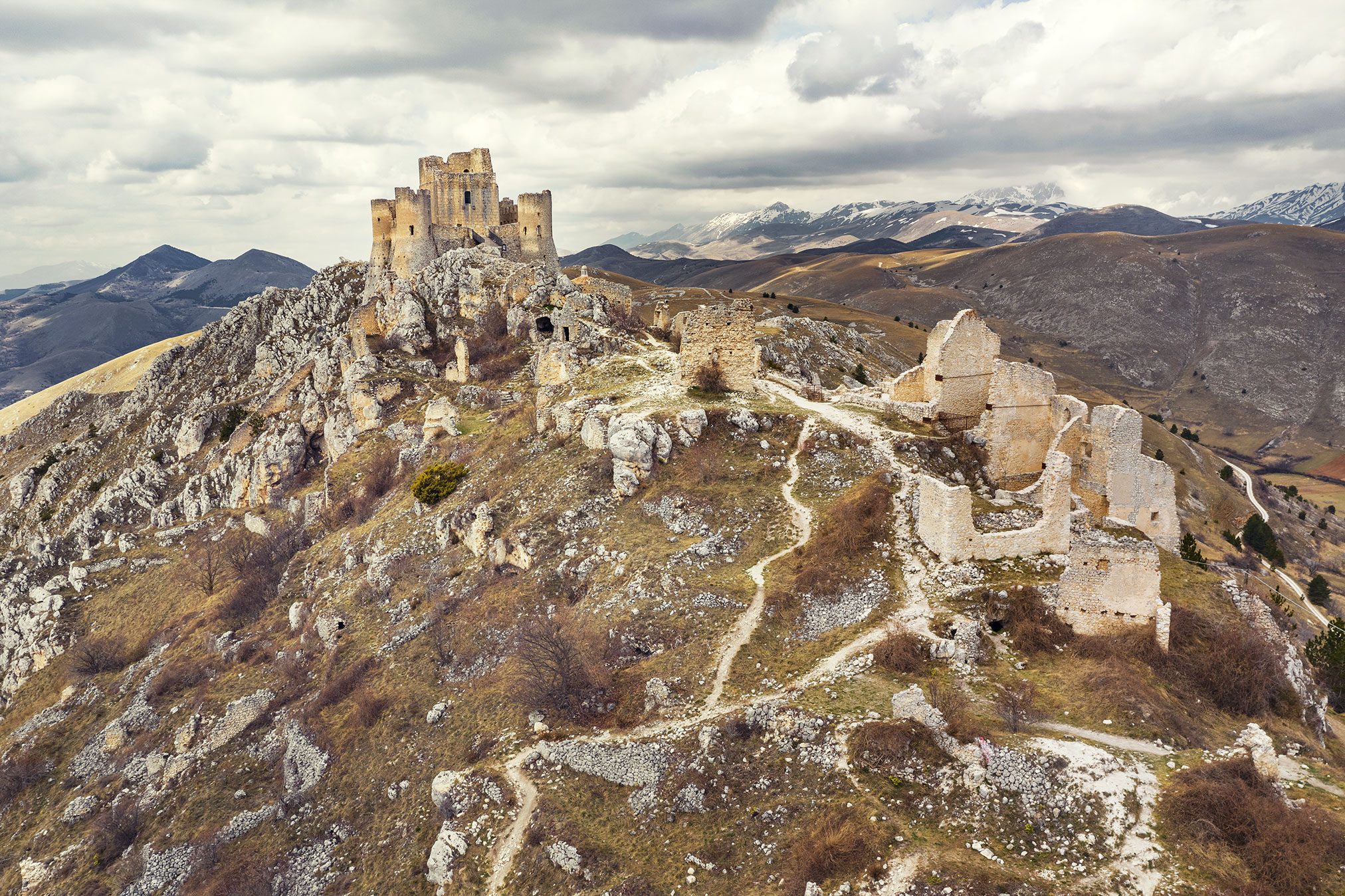 Burgruine Rocca Calascio auf einem Felskamm, Abruzzen, Italien