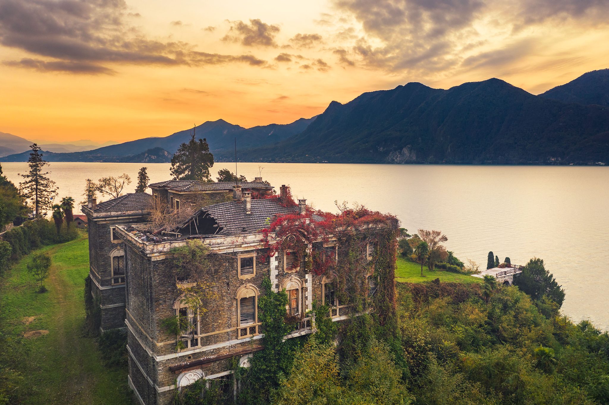 Efeuberankte Villa am Ufer des Lago Maggiore, Italien