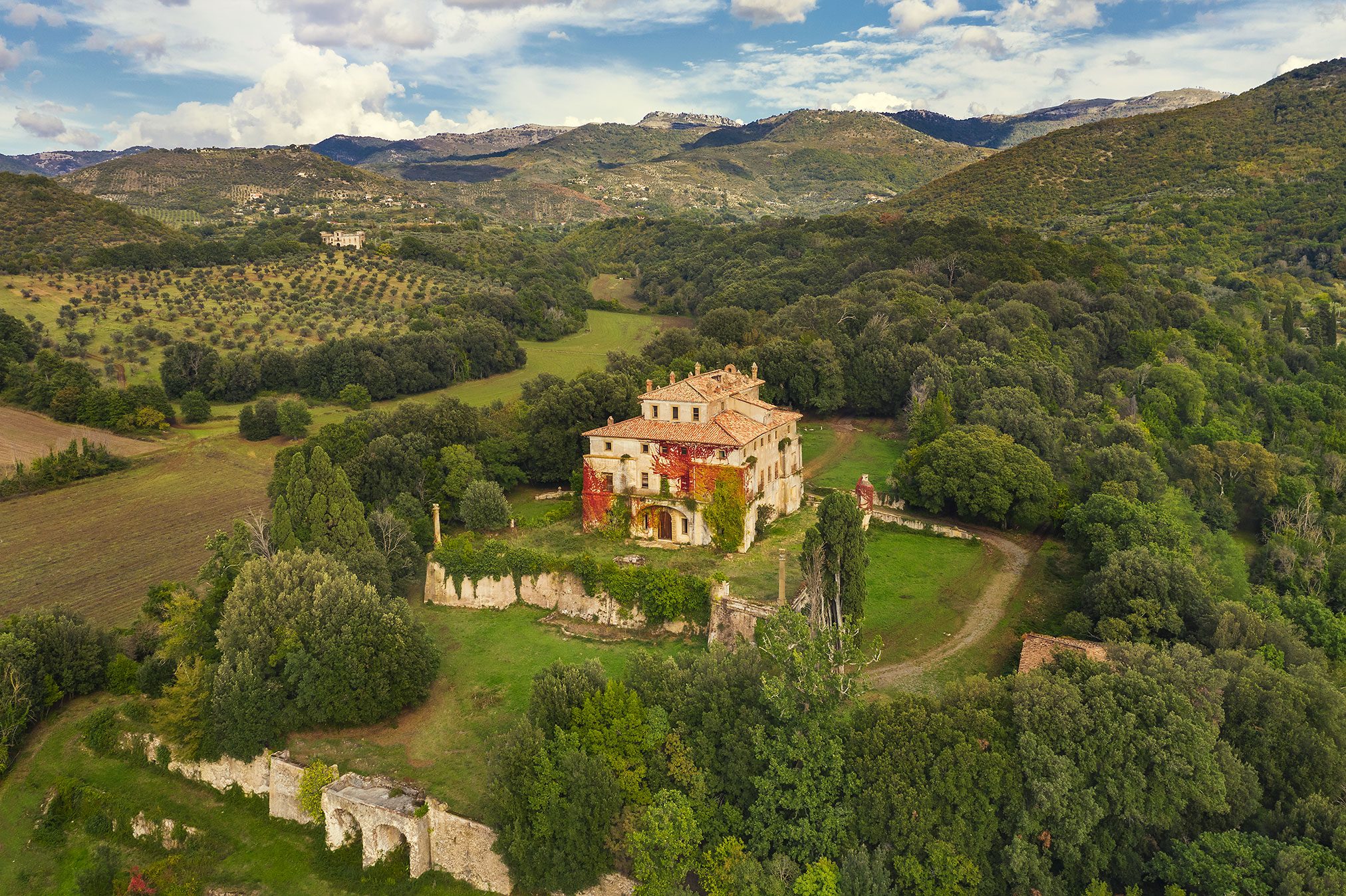Herrschaftliche Villa inmitten von Hügeln und Olivenhainen in Latium, Italien