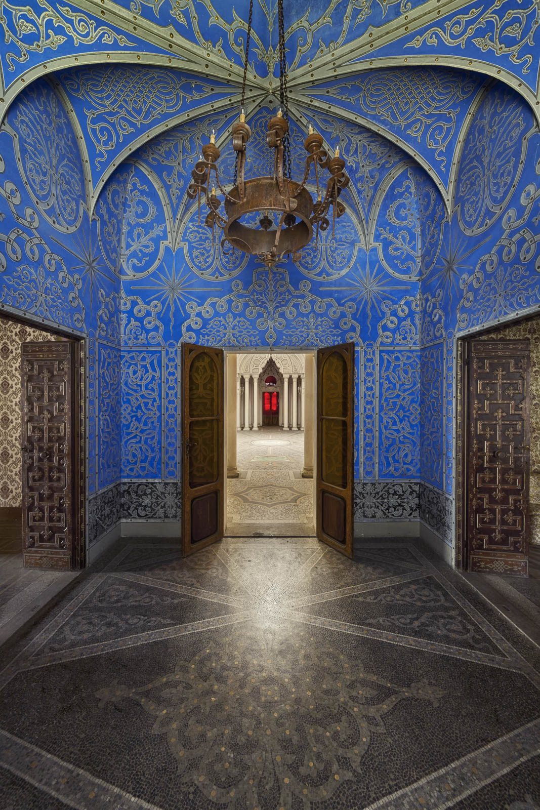 Tiefblauer maurischer Vorraum mit Kronleuchter im Castello di Sammezzano, Toskana, Italien