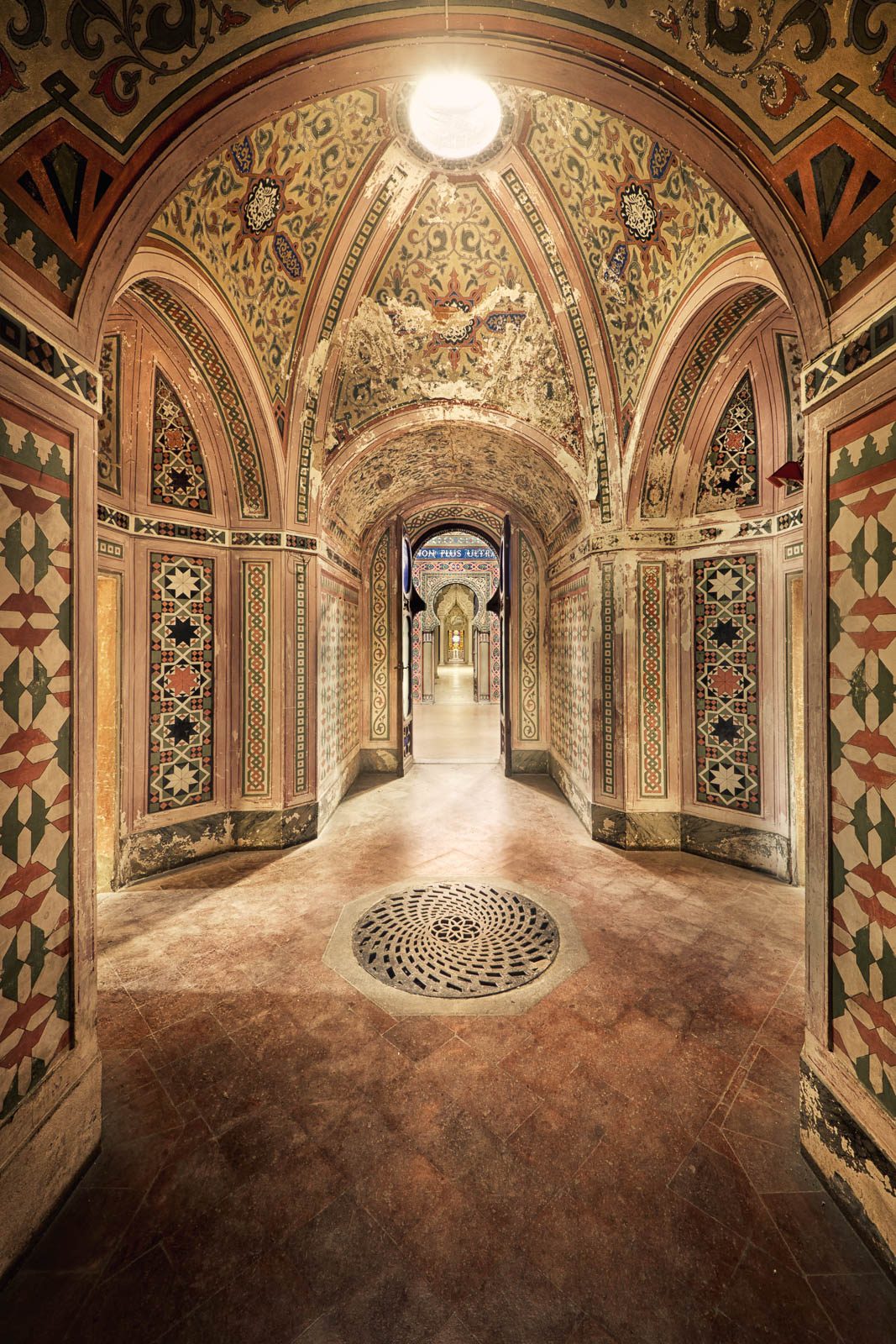 Polychrom bemalter Gang mit Inschrift im Castello di Sammezzano, Toskana, Italien