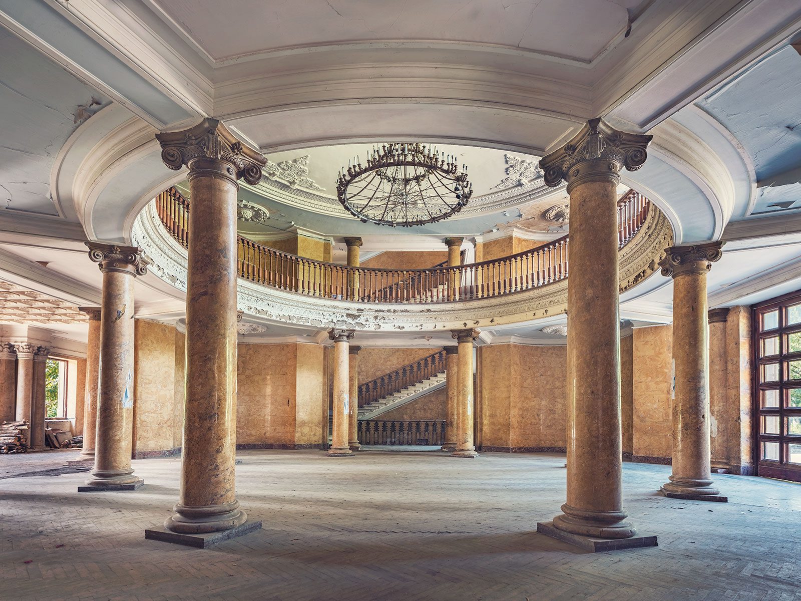 Runde Säulenhalle mit Kronleuchter und Galerie in einem Sanatorium in Tskaltubo, Georgien