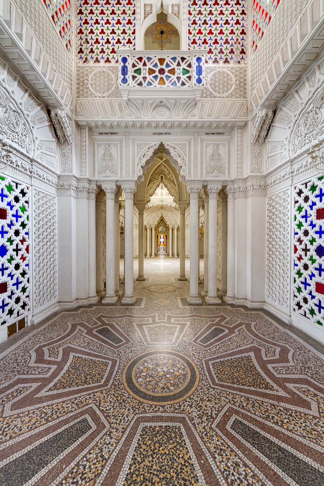 Weißer maurischer Gang mit Stuck-Ornamenten im Castello di Sammezzano, Toskana, Italien