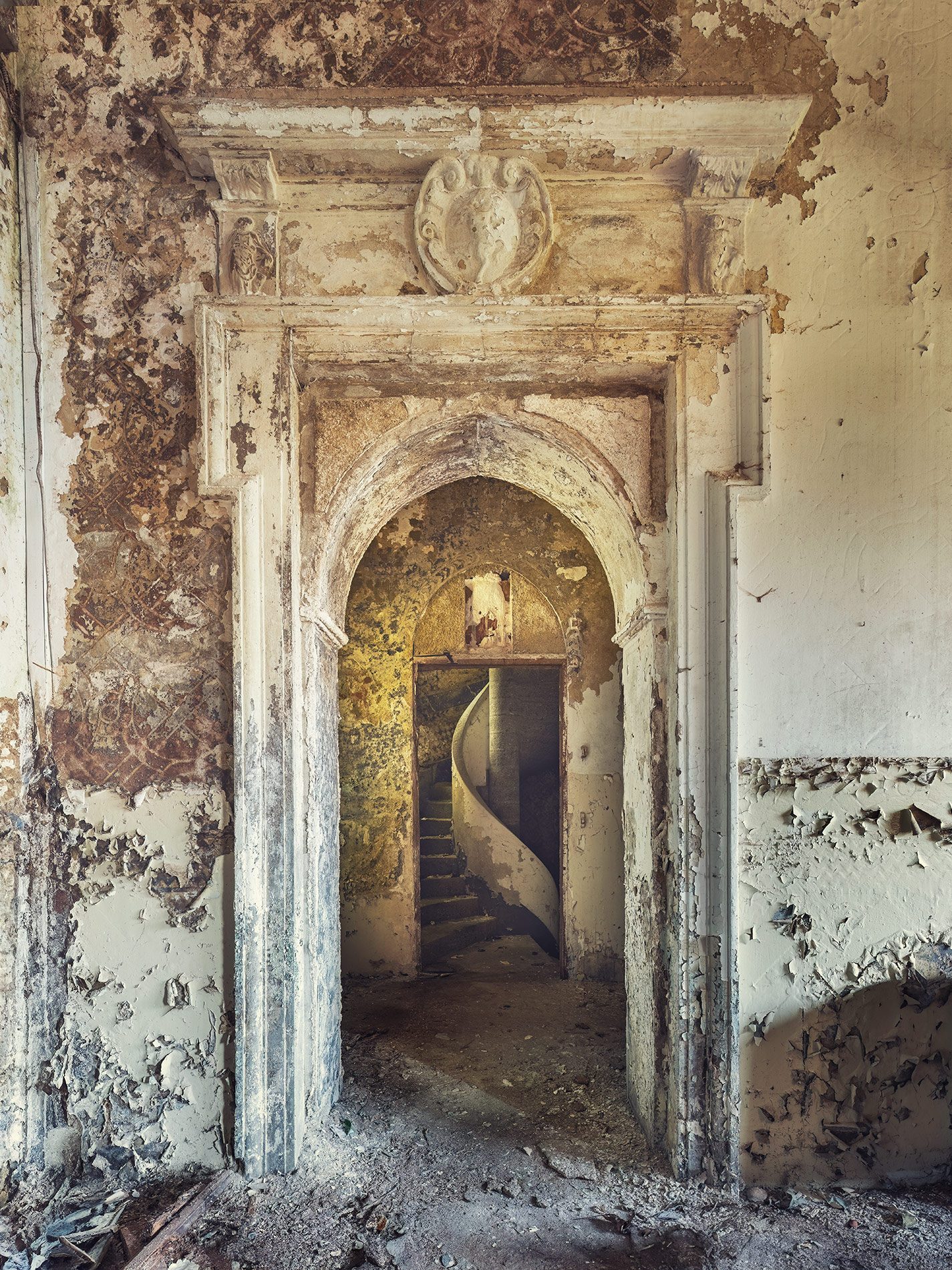 Steinportal mit Wendeltreppe in einer alten Villa in Piemonte, Italien