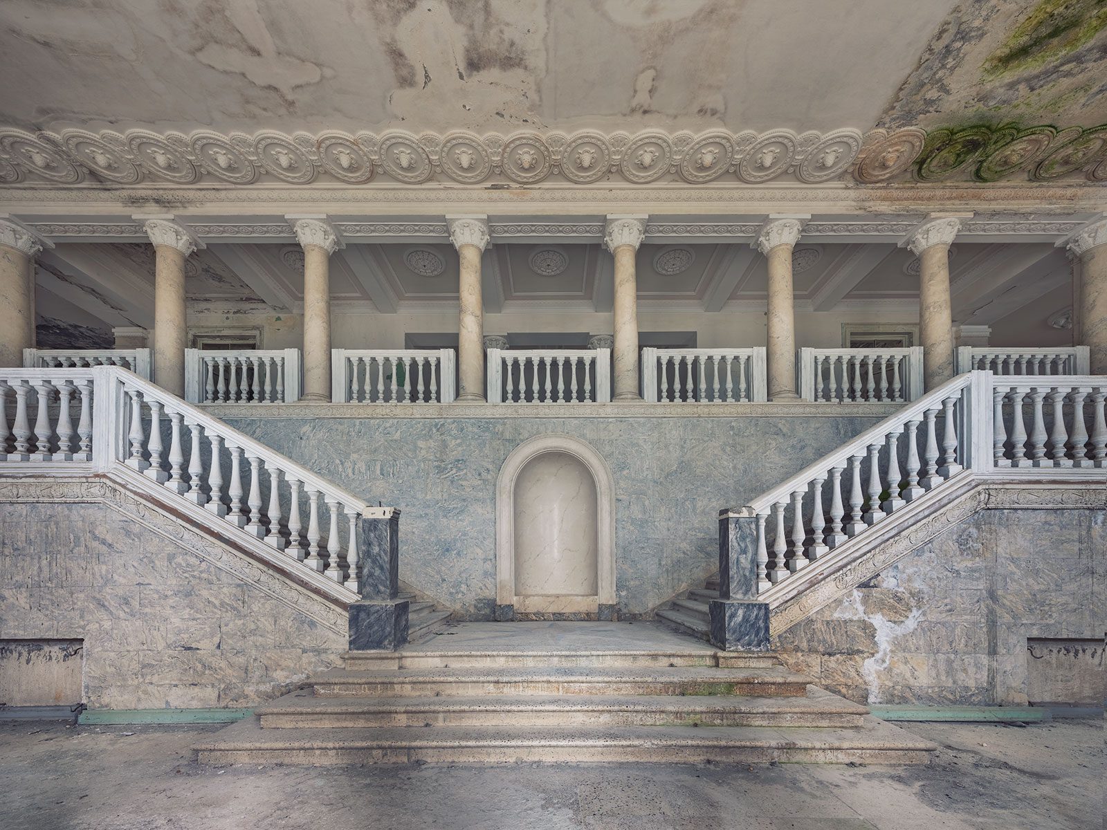 Monumentales Treppenhaus mit Säulengalerie im ehemaligen Sanatorium Gruzya bei Gagra, Abchasien
