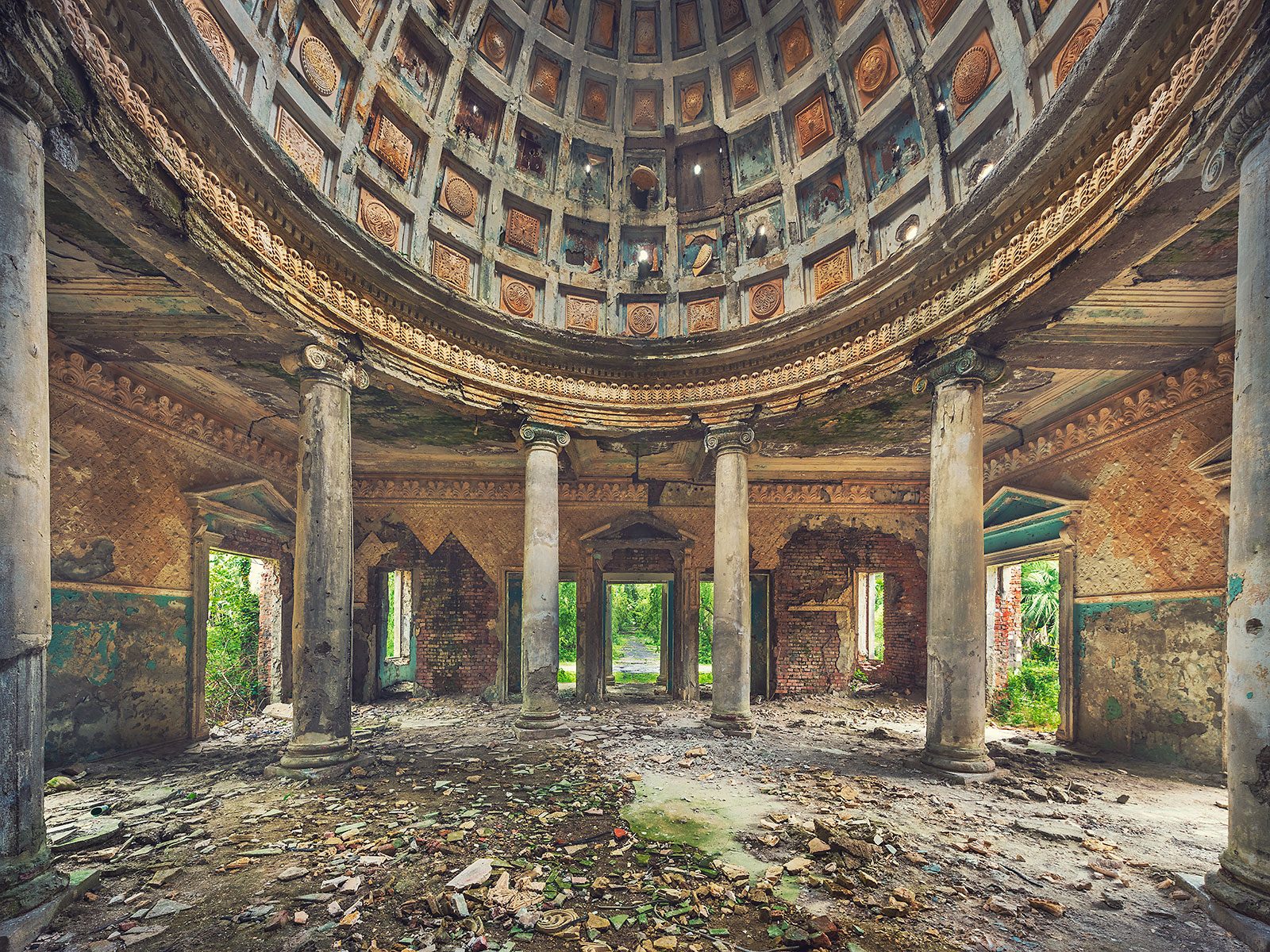 Kuppelsaal mit Ionischen Säulen im vergessenen Sanatorium MENJI in Georgien