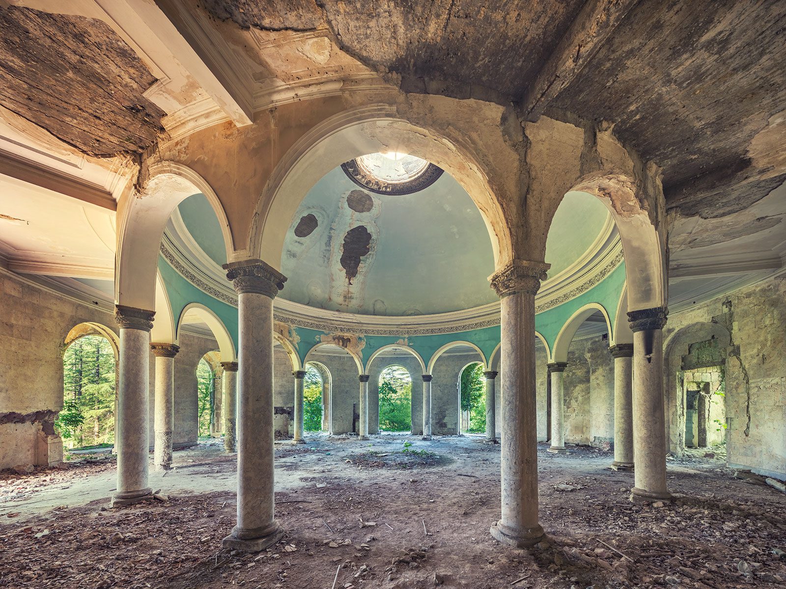 Runder Pavillon mit türkiser Kuppel in einem Sanatorium in Tskaltubo, Georgien