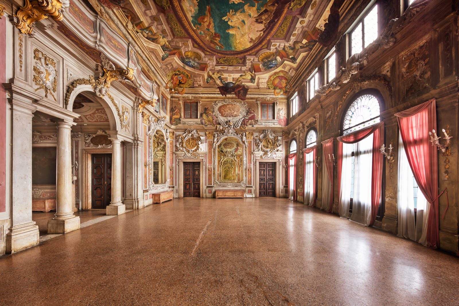 Festsaal mit Deckenfresko und roten Vorhängen im Palazzo Zenobio, Venedig, Italien