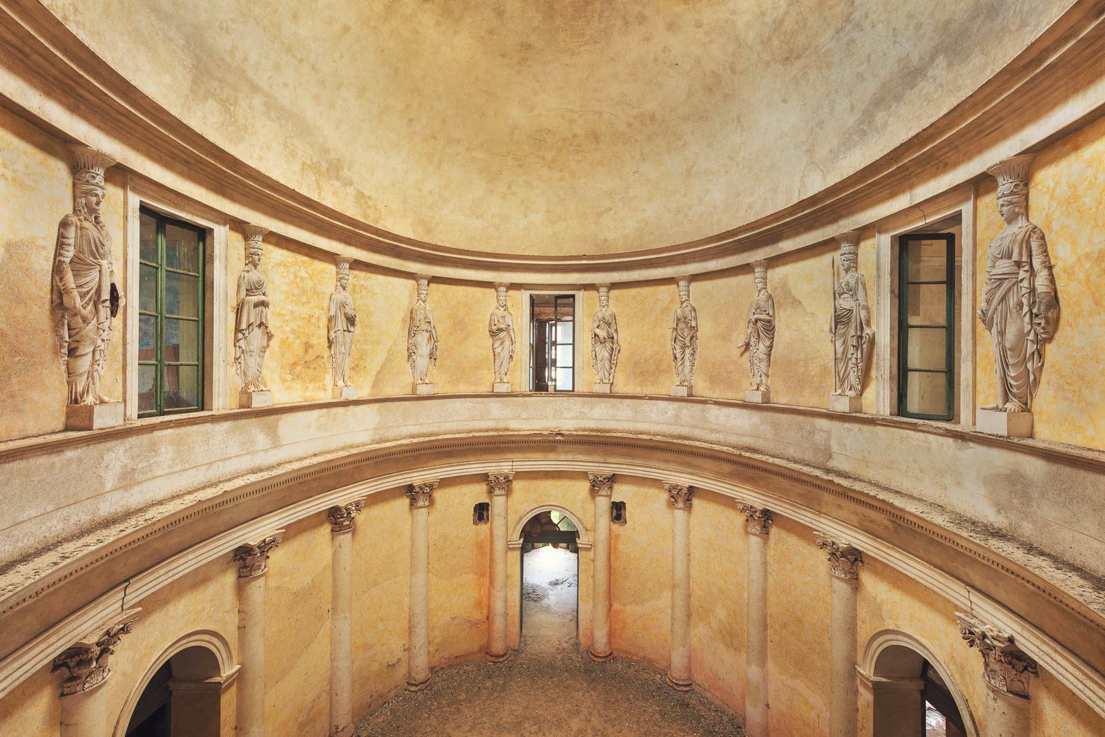 Ovale Rotunde mit Figurengalerie in einer verlassenen Villa in Norditalien