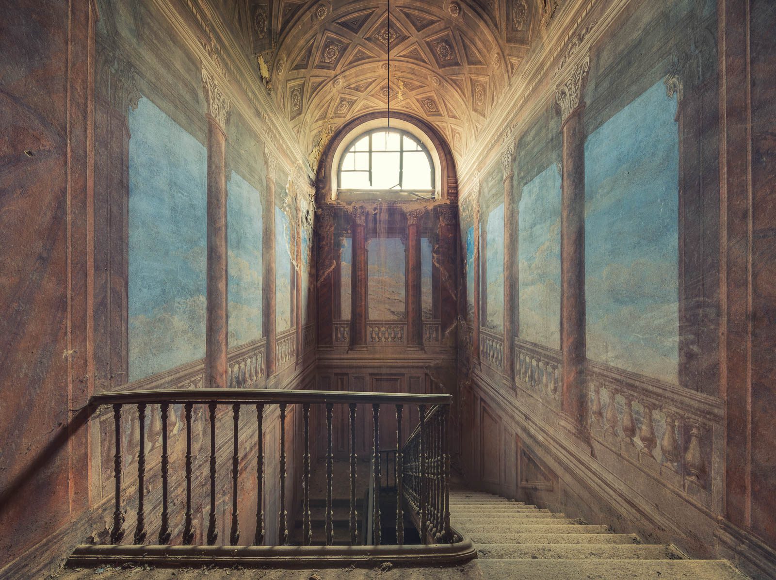 Treppenabsatz mit Himmelsmalerei und Rundbogenfenster in einem Palazzo bei Turin, Piemont, Italien