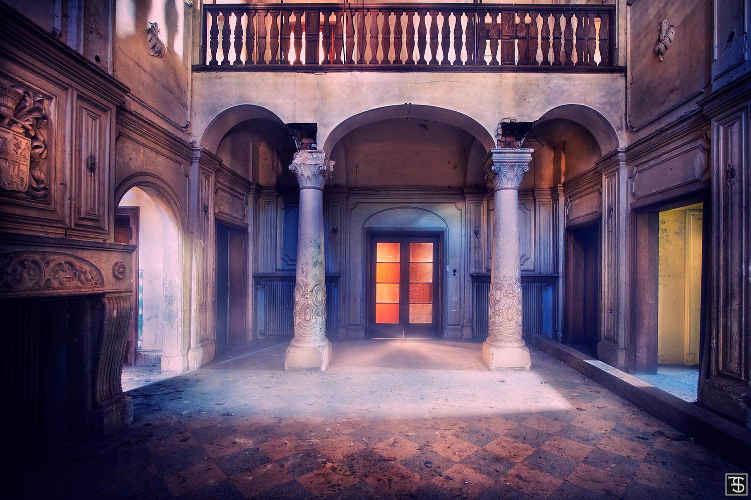 Zweigeschossige Vorhalle mit Säulen und Buntglastür in einer Villa in der Pfalz, Deutschland