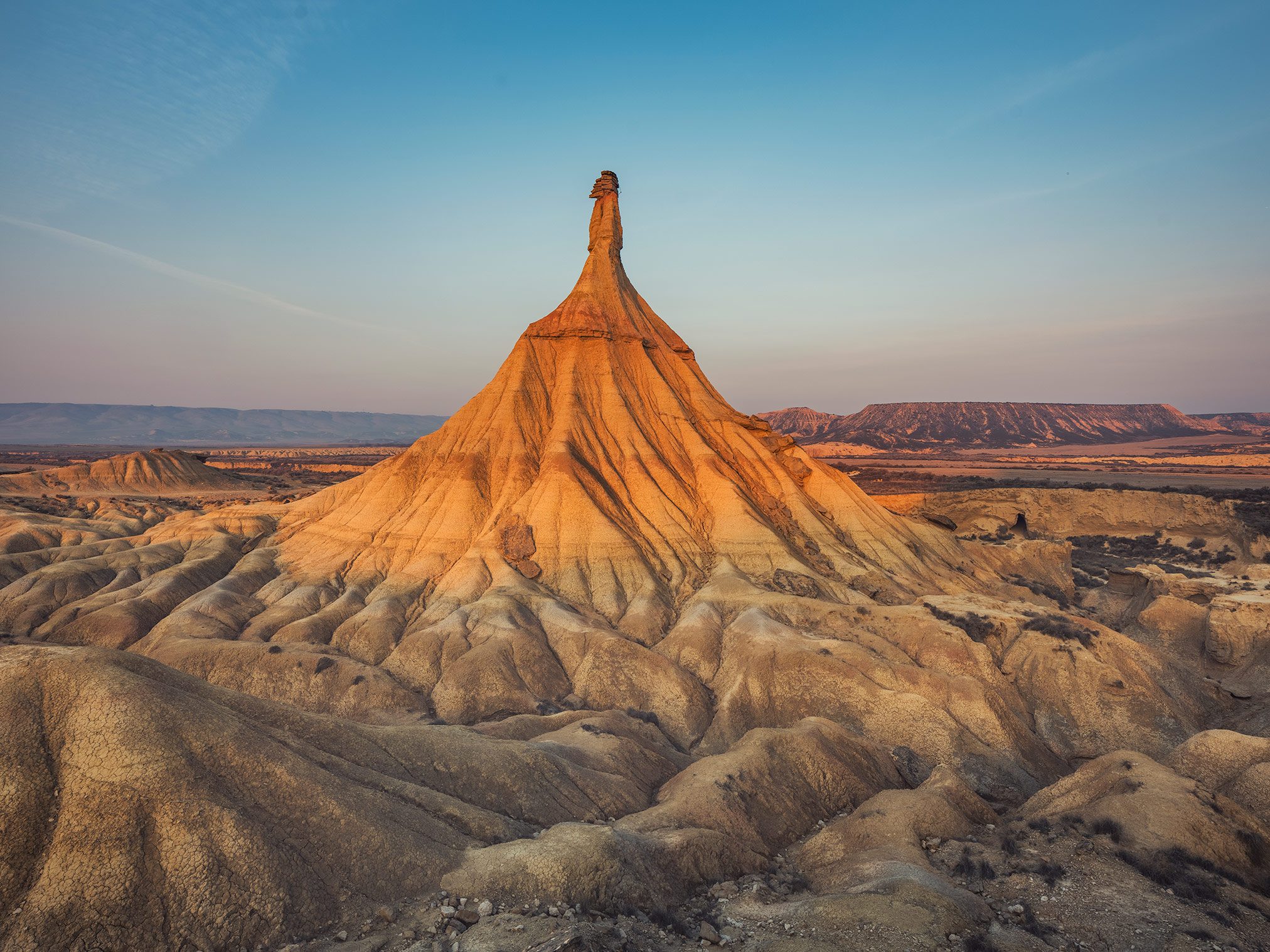 Kegelförmige Erosionsformation in der Halbwüste Bardenas Reales, Spanien
