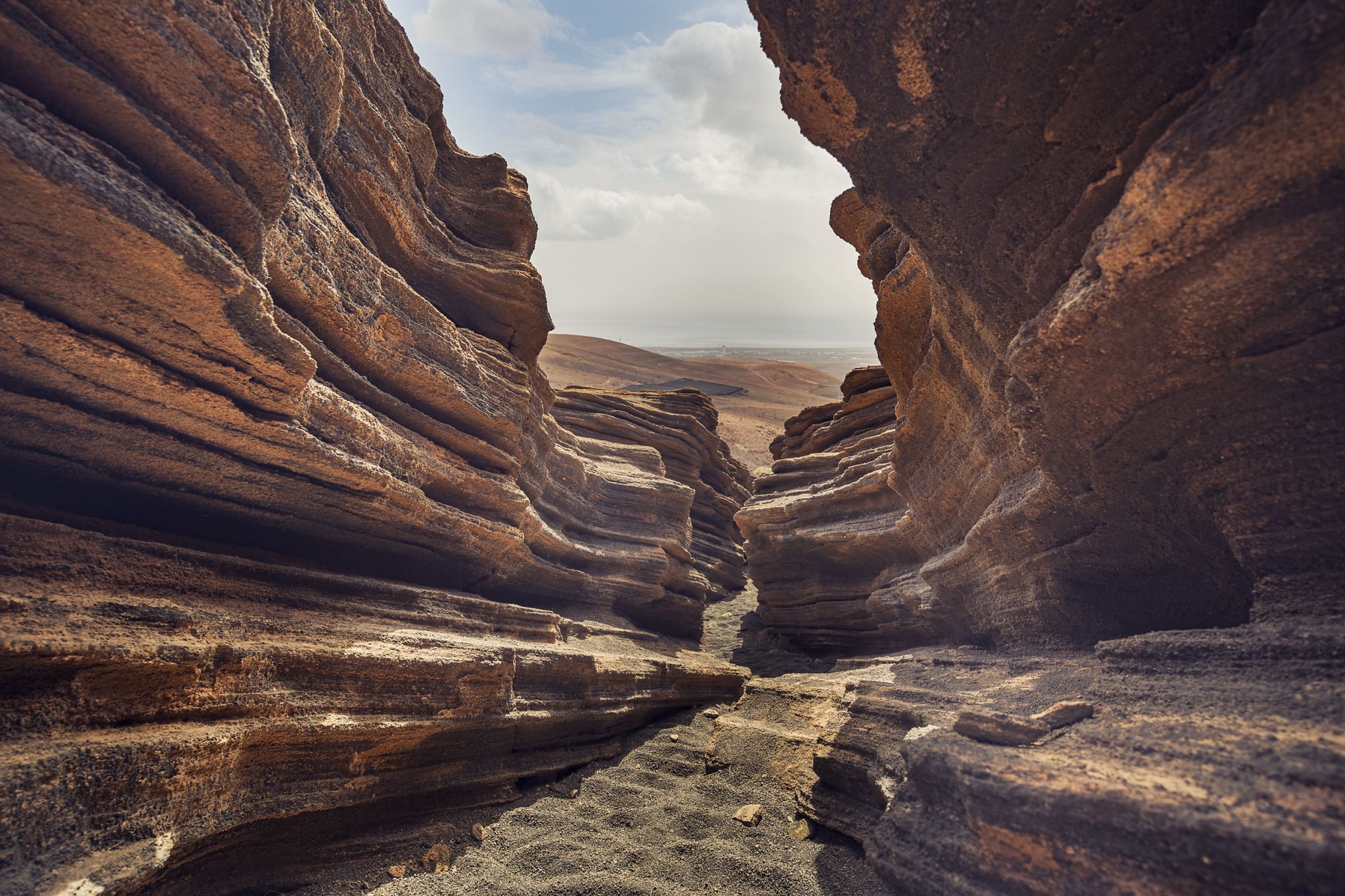 Enge Felsschlucht mit geschichtetem Gestein auf Lanzarote, Spanien