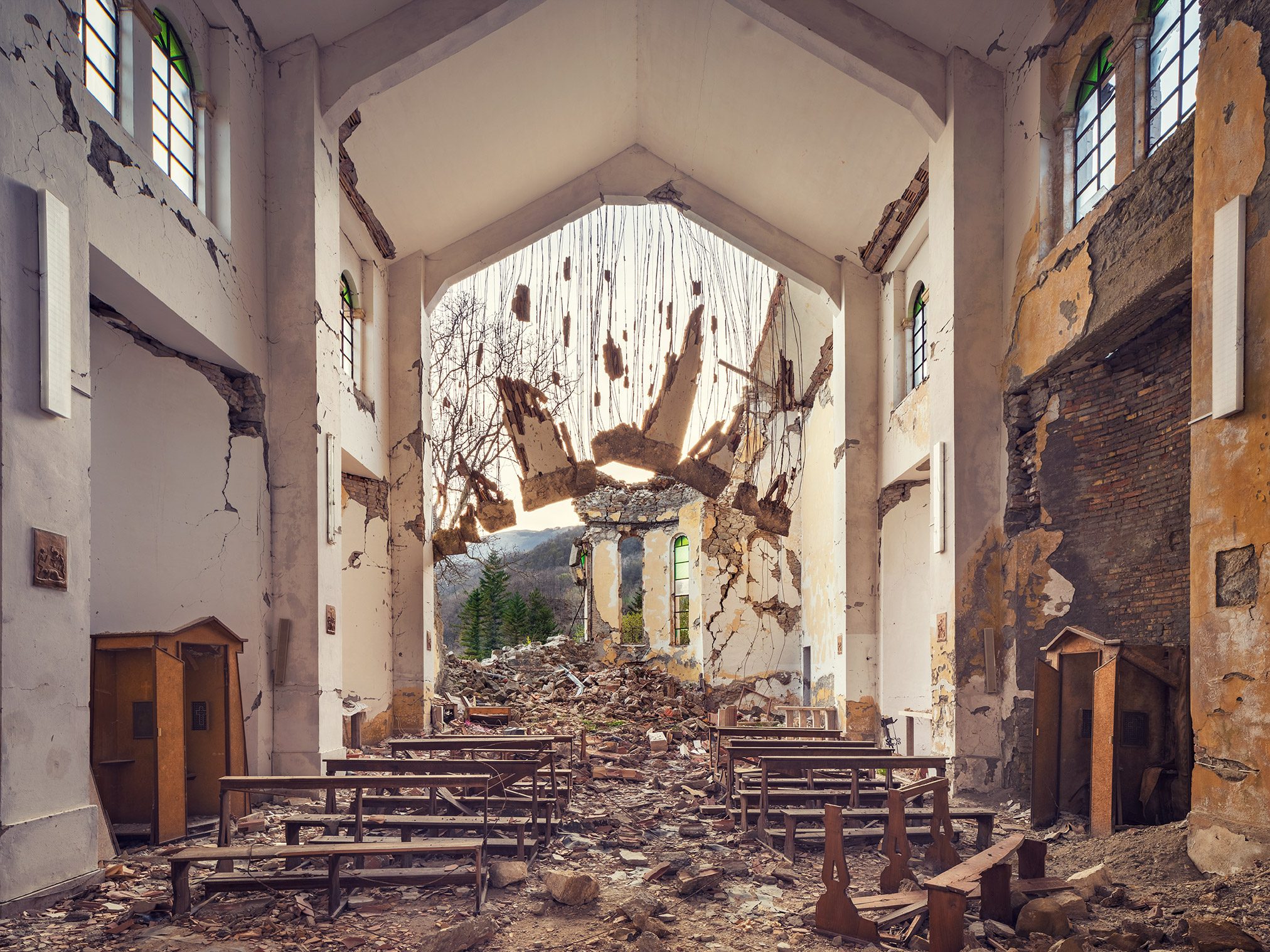 Eingestürztes Kirchendach nach einem Erdbeben in Italien