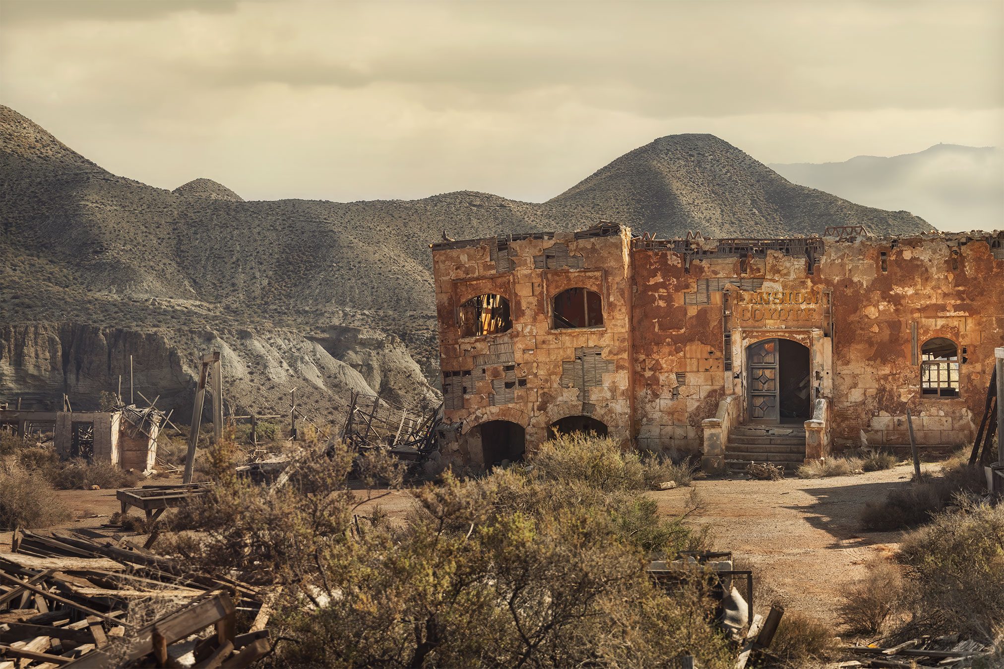 Verfallenes Westernfilm-Kulissengebäude in einer Wüstenlandschaft in Spanien