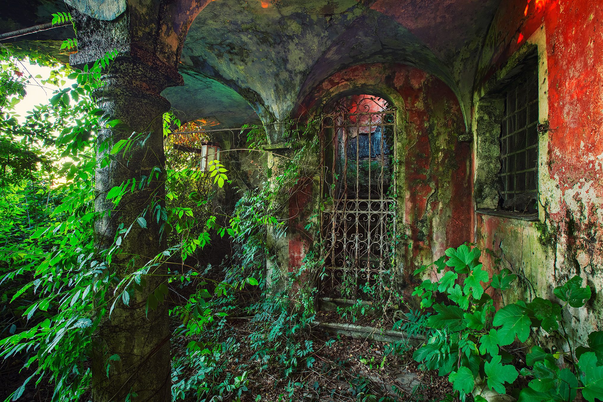 Schmiedeeisernes Tor in einer historischen Villa in der Toskana, Italien
