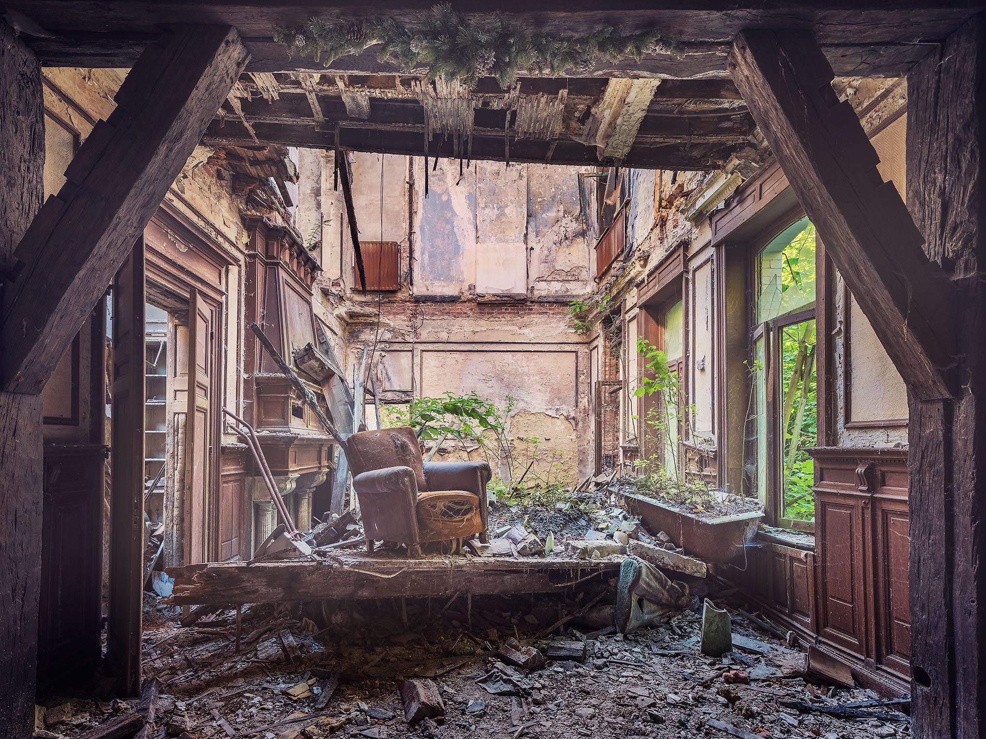 Ausgebrannter Salon mit eingestürztem Dach in einem Château in Belgien
