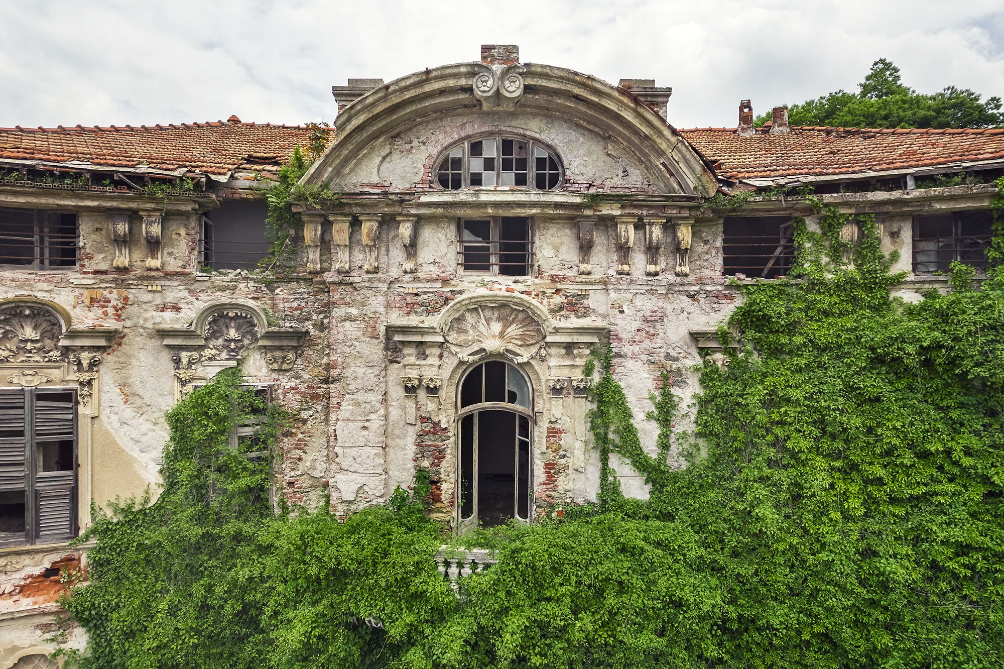 Von Efeu überwucherte Jugendstilvilla in Ligurien, Italien