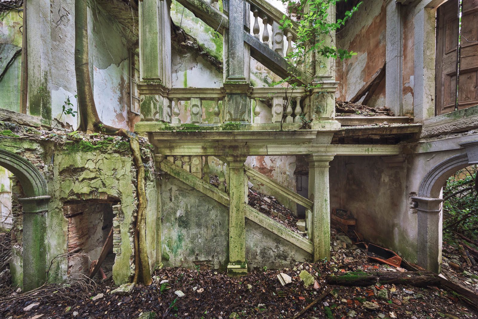 Bemooste Treppenruine einer verlassenen Villa in Venetien, Italien