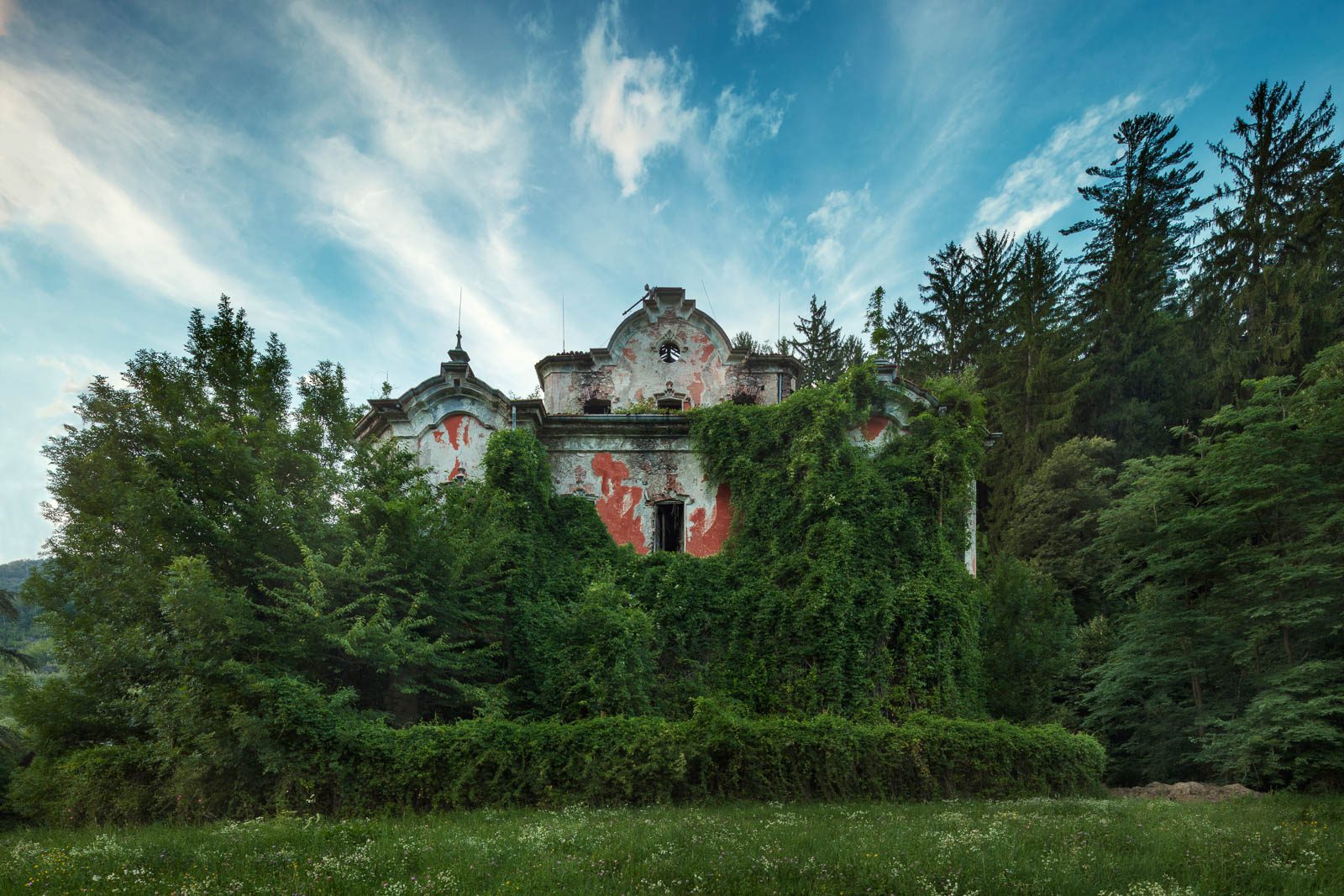 Symmetrische Villa mit zwei Türmen vor blauem Himmel in Piemont, Italien
