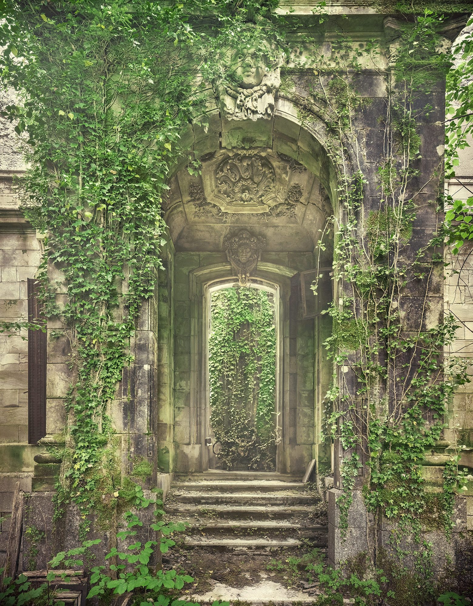 Von Efeu überwachsenes Steinportal an einem Château in Frankreich