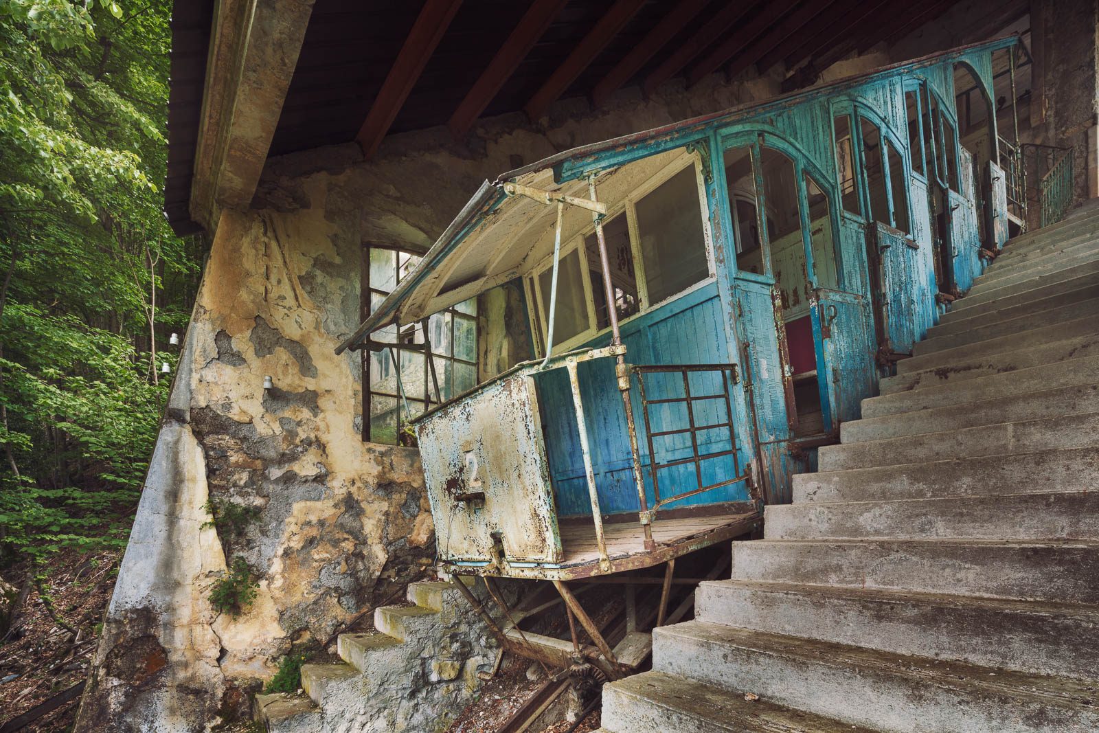 Verlassene Bergbahn-Kabine an einer Stationstreppe in den Alpen, Italien