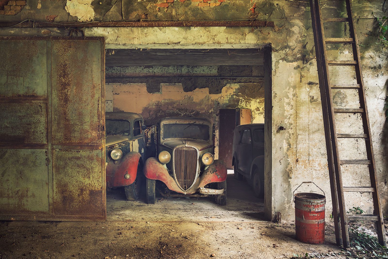 Historische Autos in einer dunklen Garage bei einer Villa in Italien