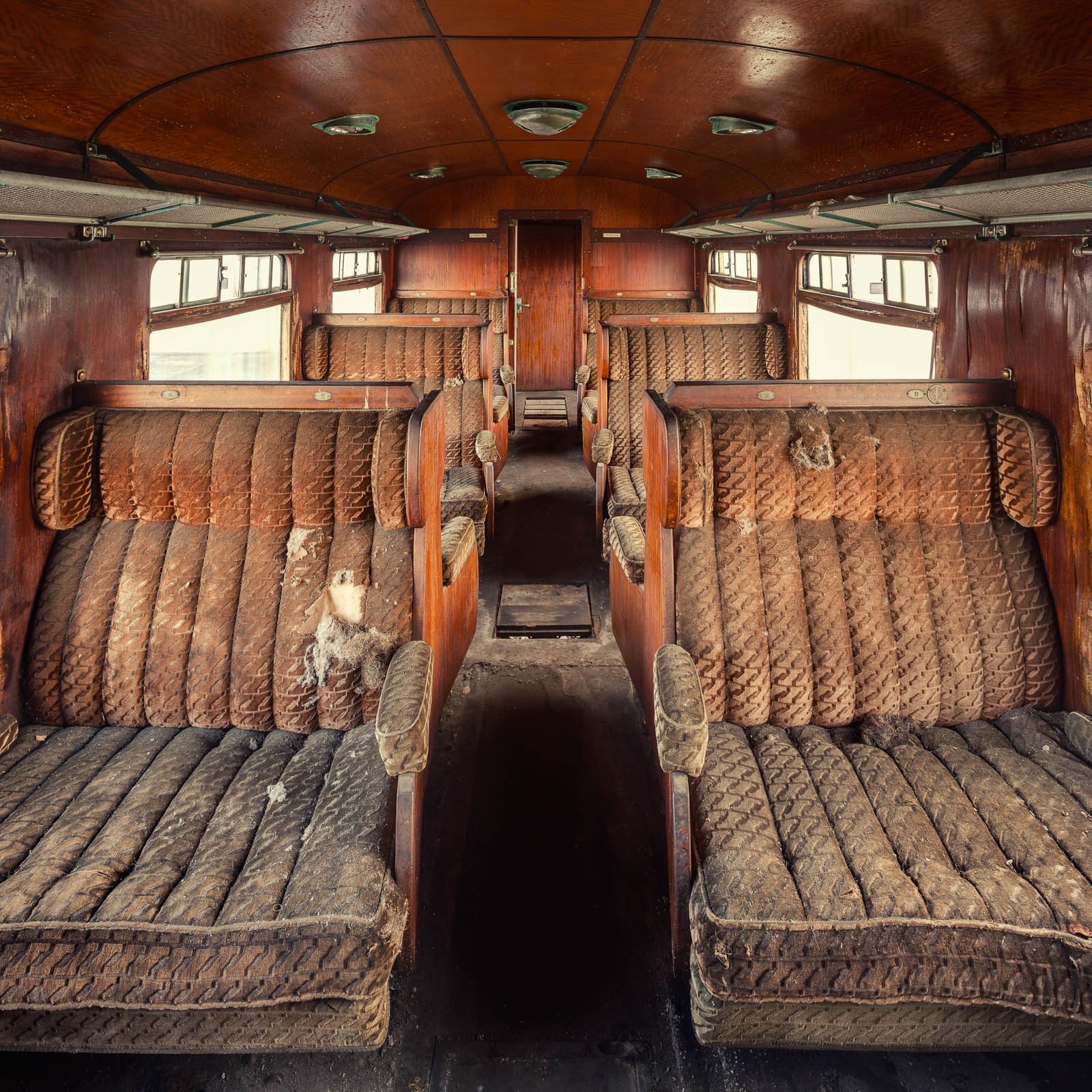 Verstaubtes Wageninterieur eines alten Eisenbahnwaggons in Belgien