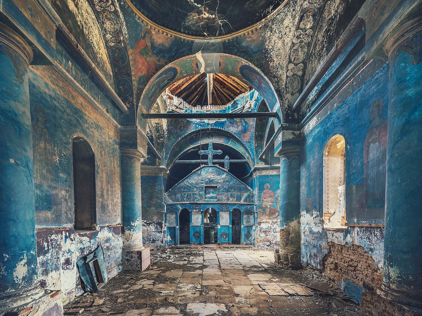 Verlassene orthodoxe Kirche mit blauer Bemalung in Rumänien
