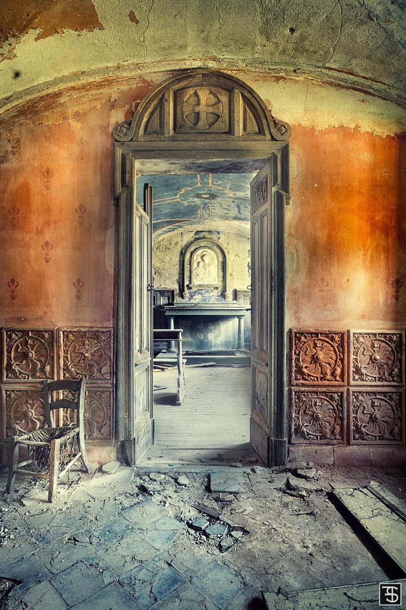 Kapelle einer verlassenen Villa mit Blick durch die Tür in Italien