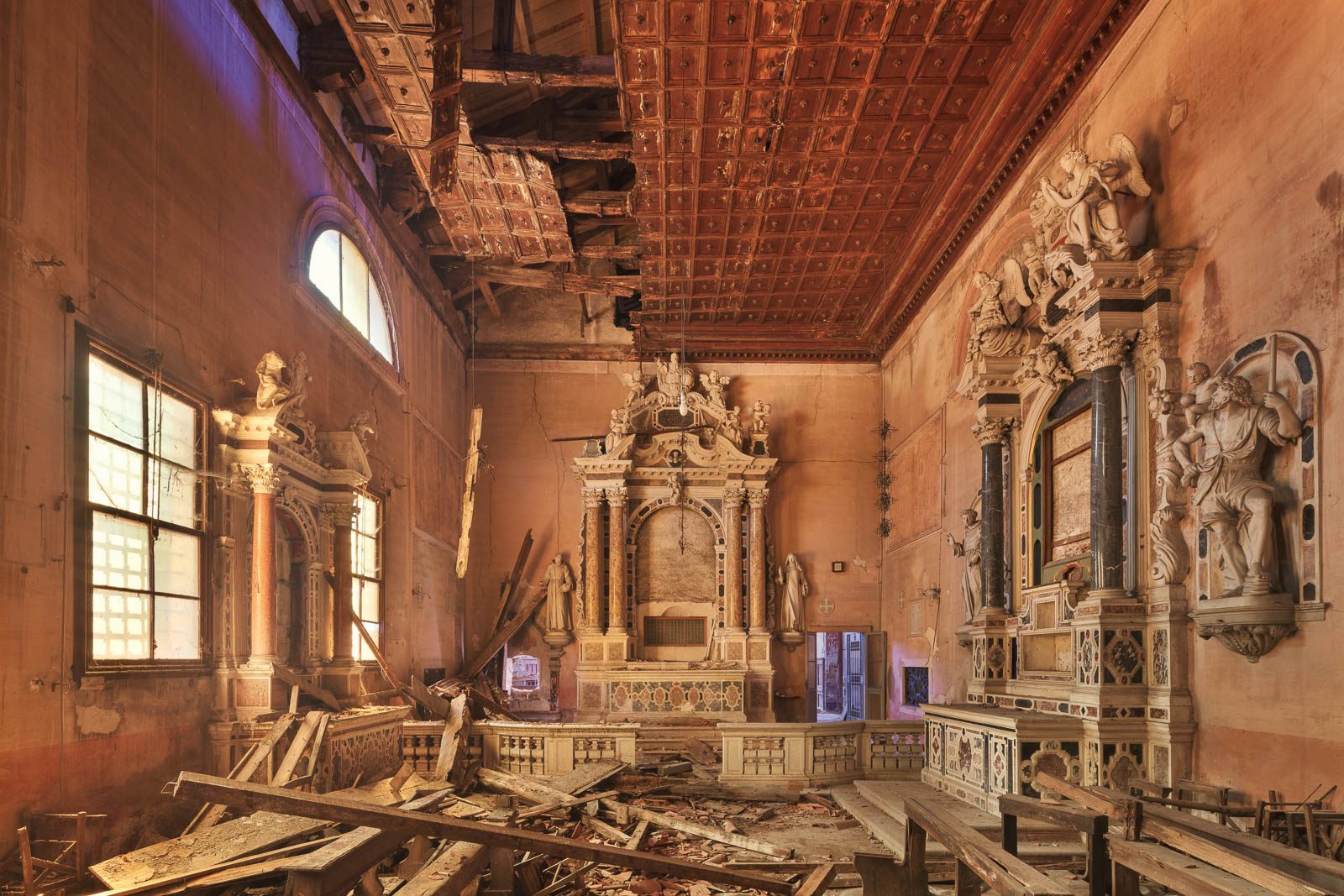 Kirche eines verlassenen Klosters mit reichem Altaraufbau in Italien