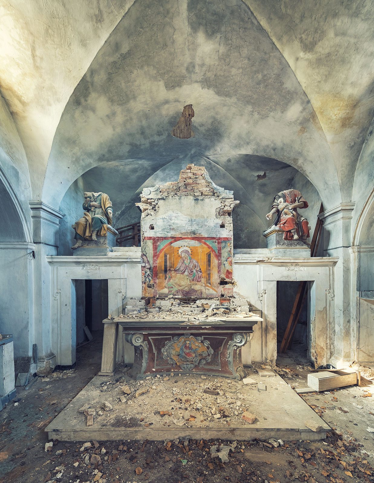 Kleine Kapelle mit zwei Figuren an der Adria, Italien