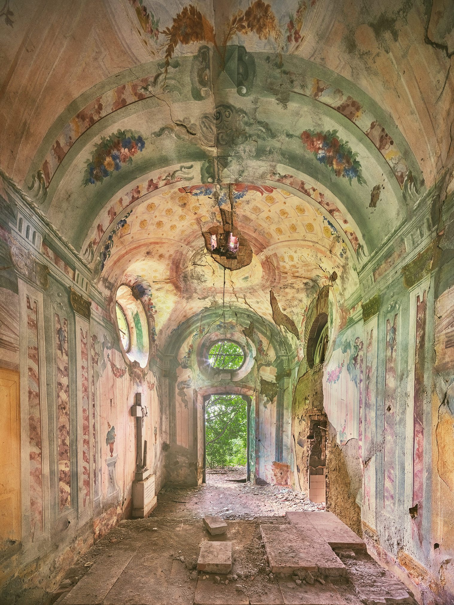 Kapelle mit Deckenfresko in einer verlassenen Villa in Italien