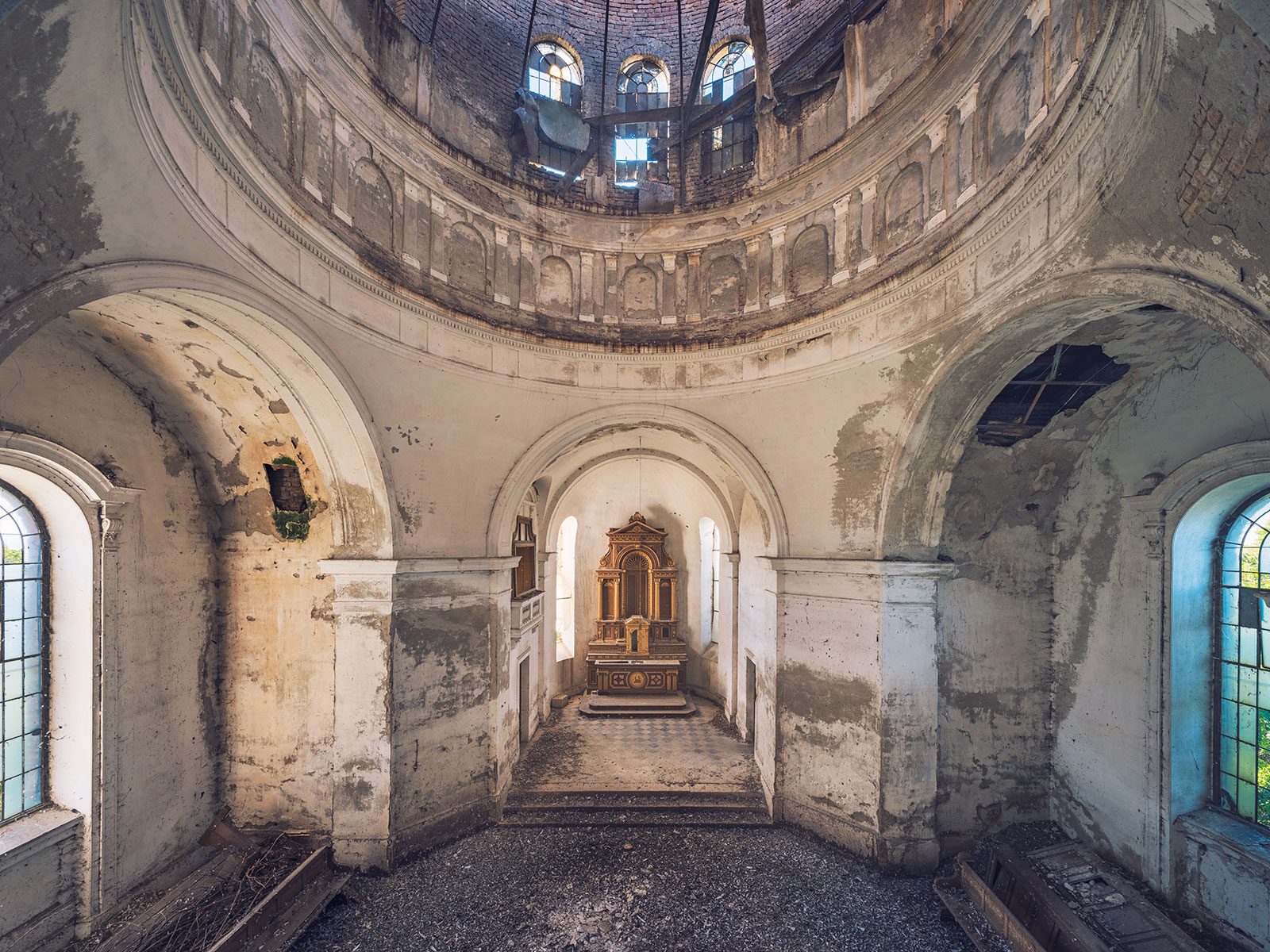 Verlassene Kirche mit Kuppelapsis in Rumänien