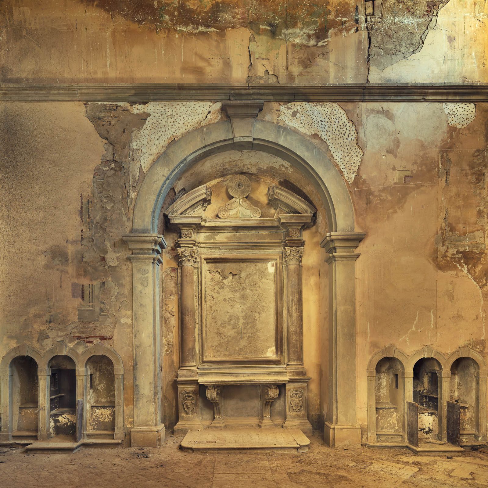 Kirchenruine mit leerer Altarnische in Italien