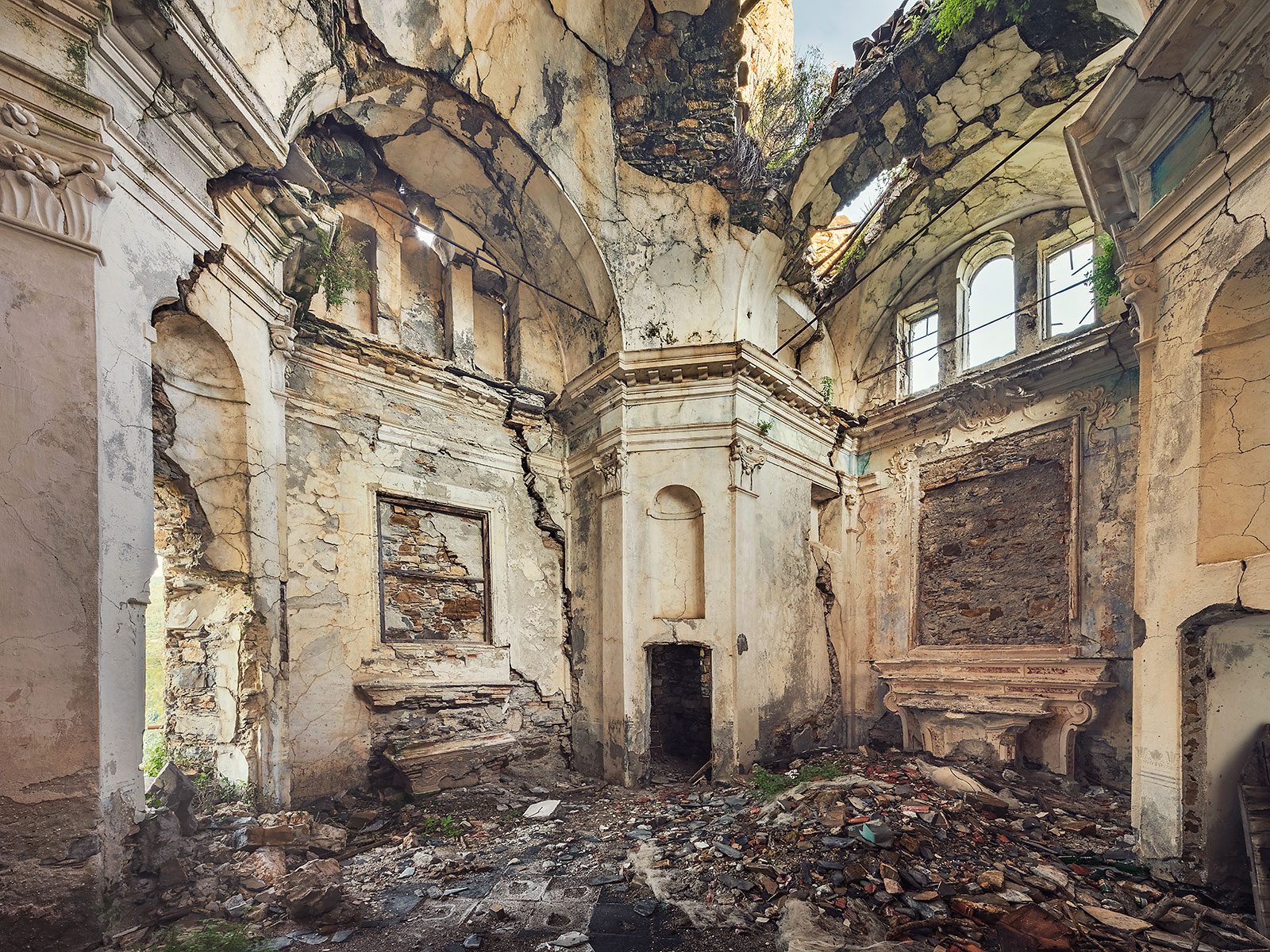 Rissige Kirchenruine mit stuckierten Wänden in Italien
