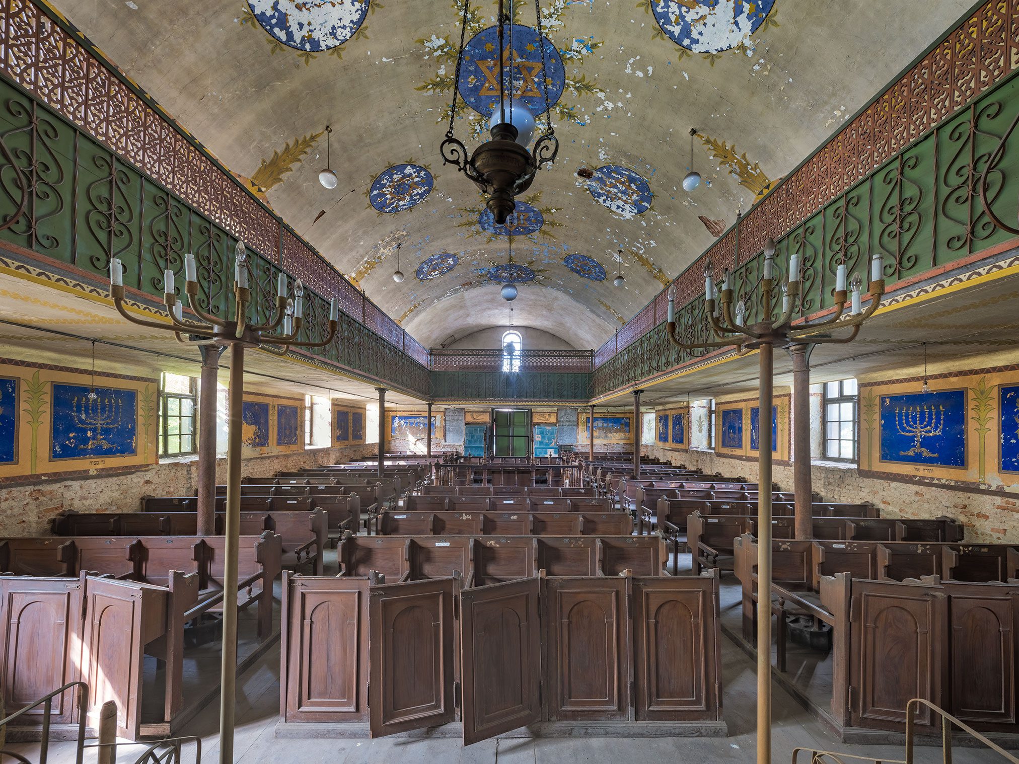 Verlassene Synagoge mit bemalter Decke in Rumänien