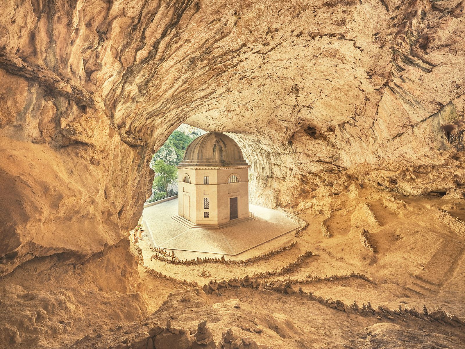 Kleiner Kuppelbau in einer Felsengrotte in Italien