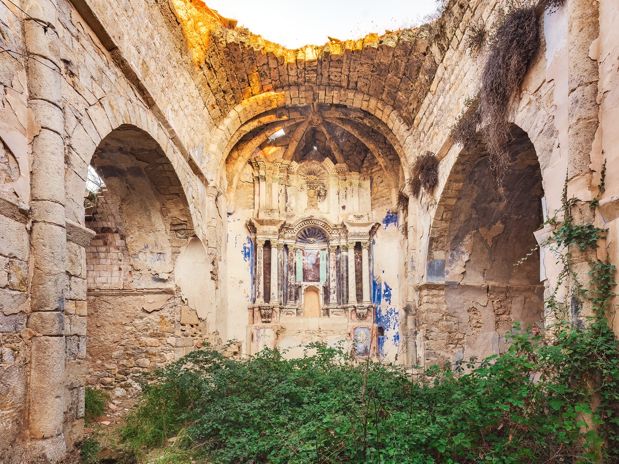 Kirchenruine mit stuckiertem Altar in Spanien