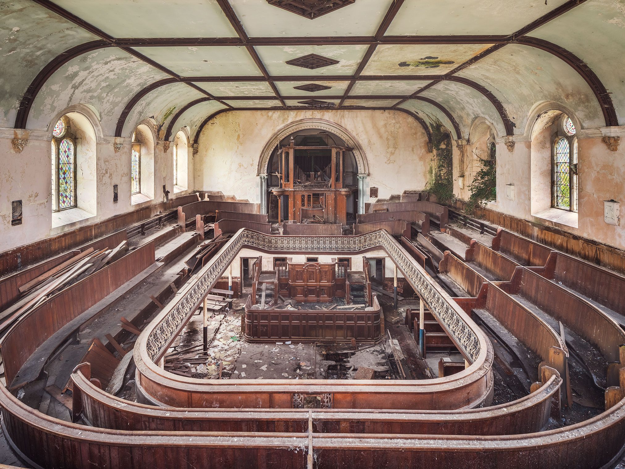 Verlassene Kirche mit geschwungener Empore in Wales