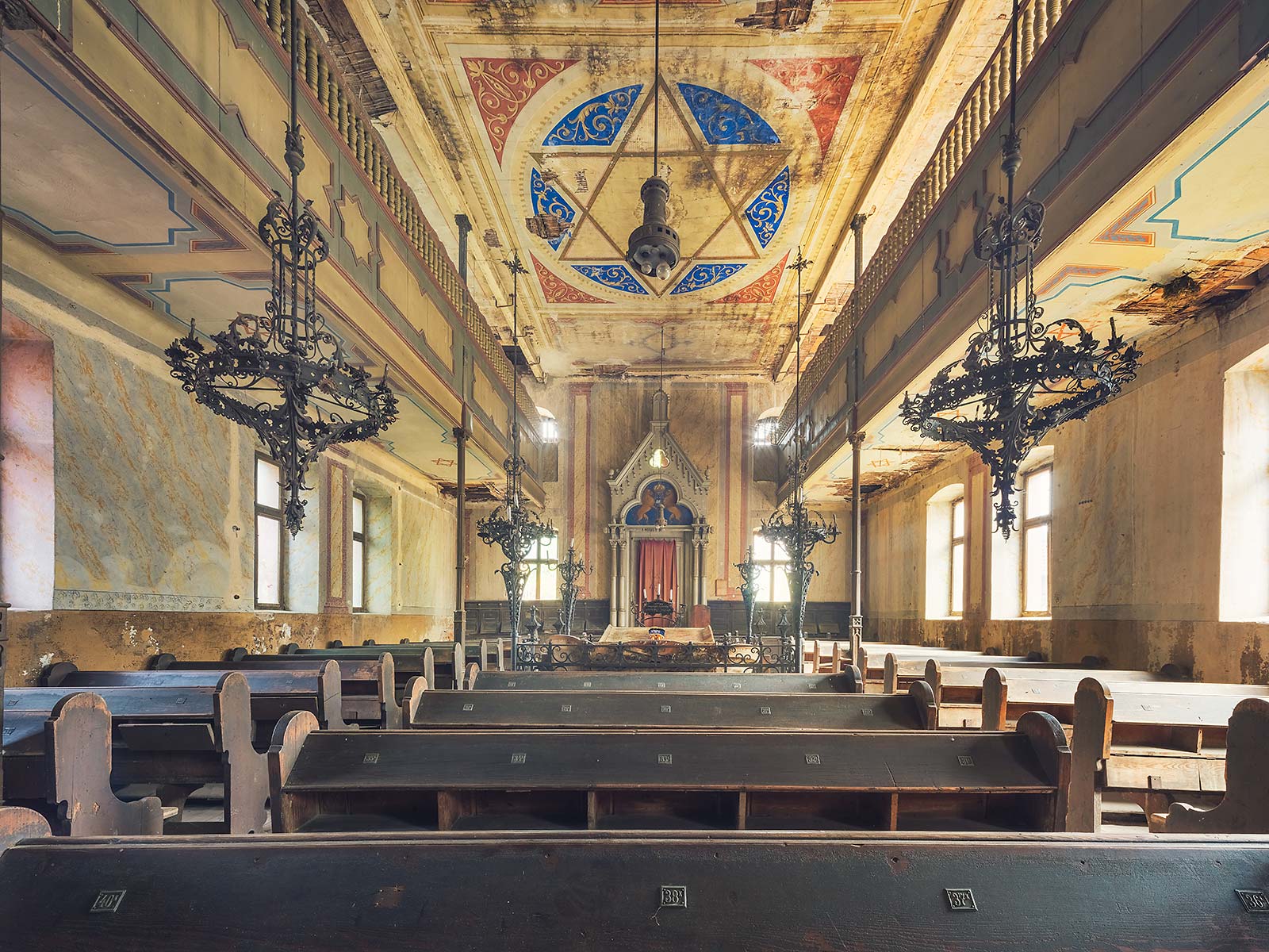 Verlassene Synagoge mit Davidstern-Deckenmalerei in Rumänien