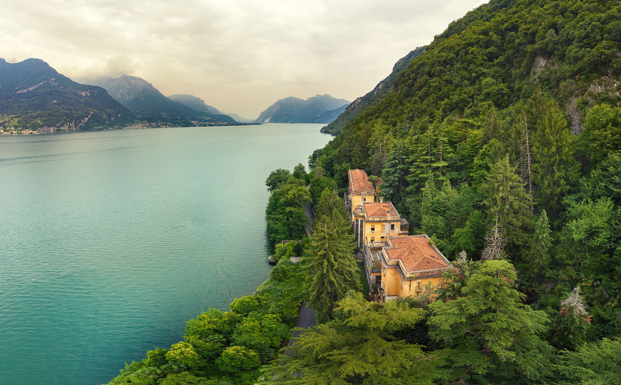 Former holiday home with a tiled roof on a lakeshore in Italy