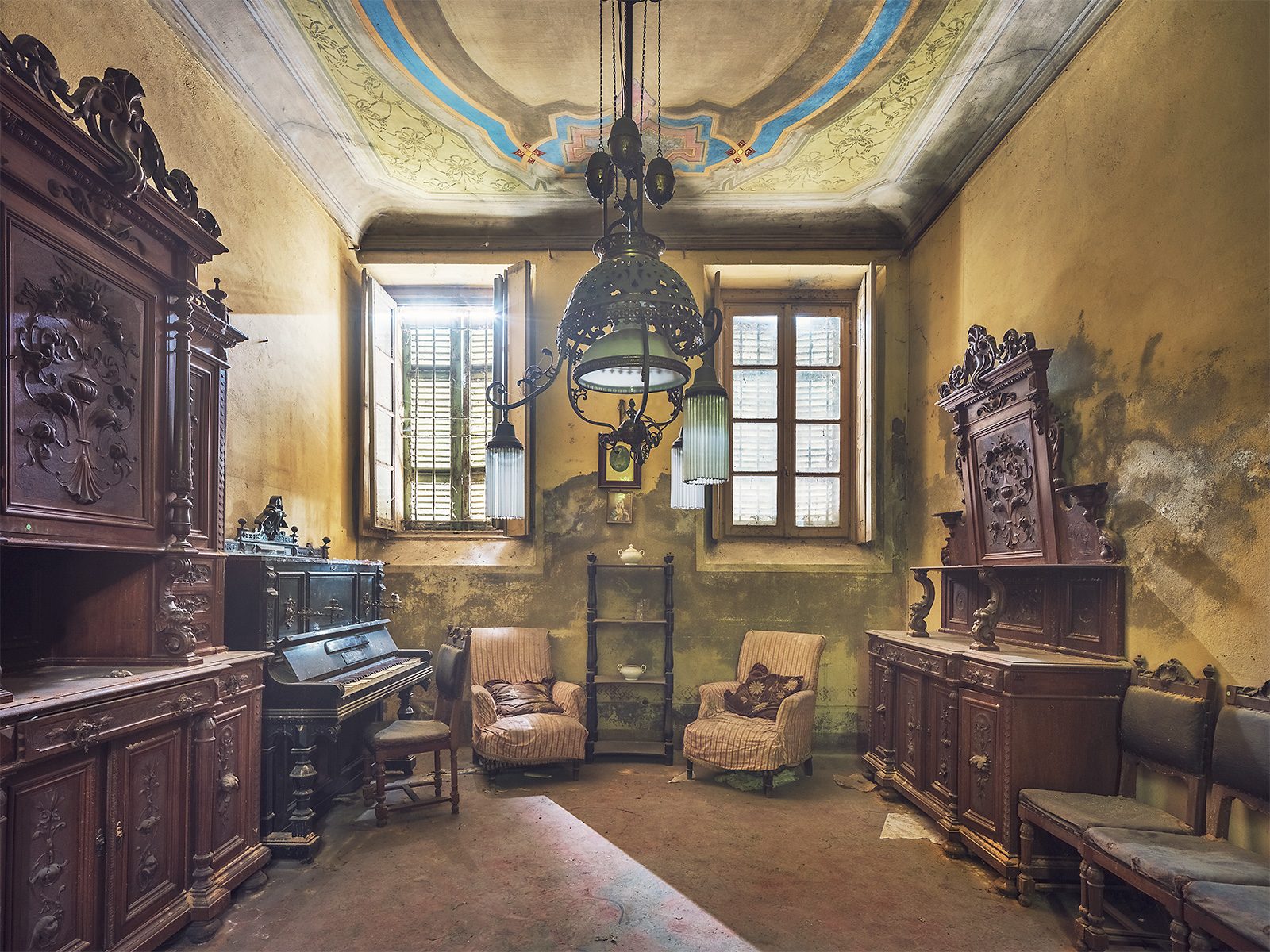 Halle mit ägyptisierendem Deckenfries in einem vergessenen Palazzo in Piemont, Italien