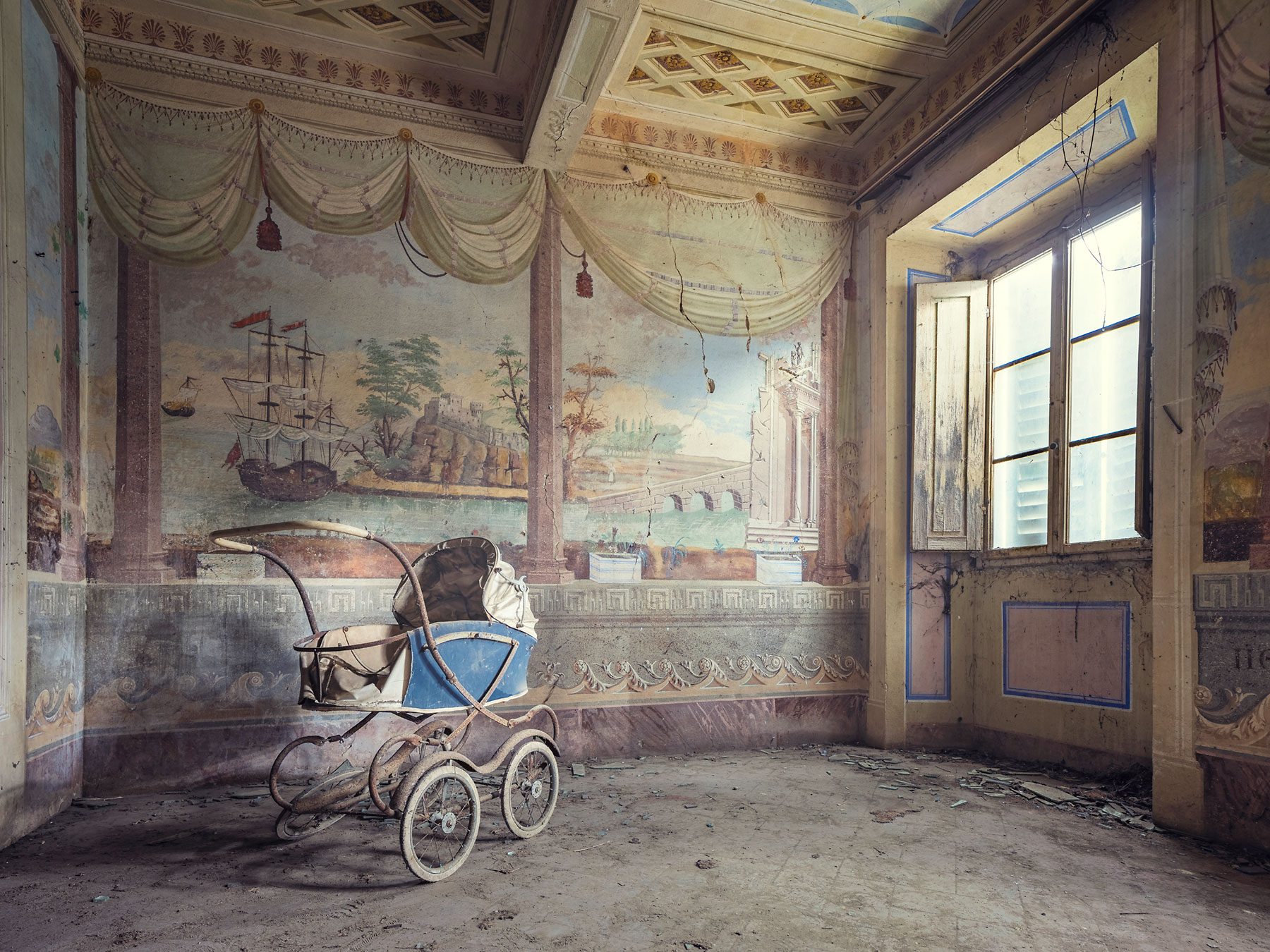 Alter Kinderwagen vor einem Wandgemälde in einer verlassenen Villa in der Toskana